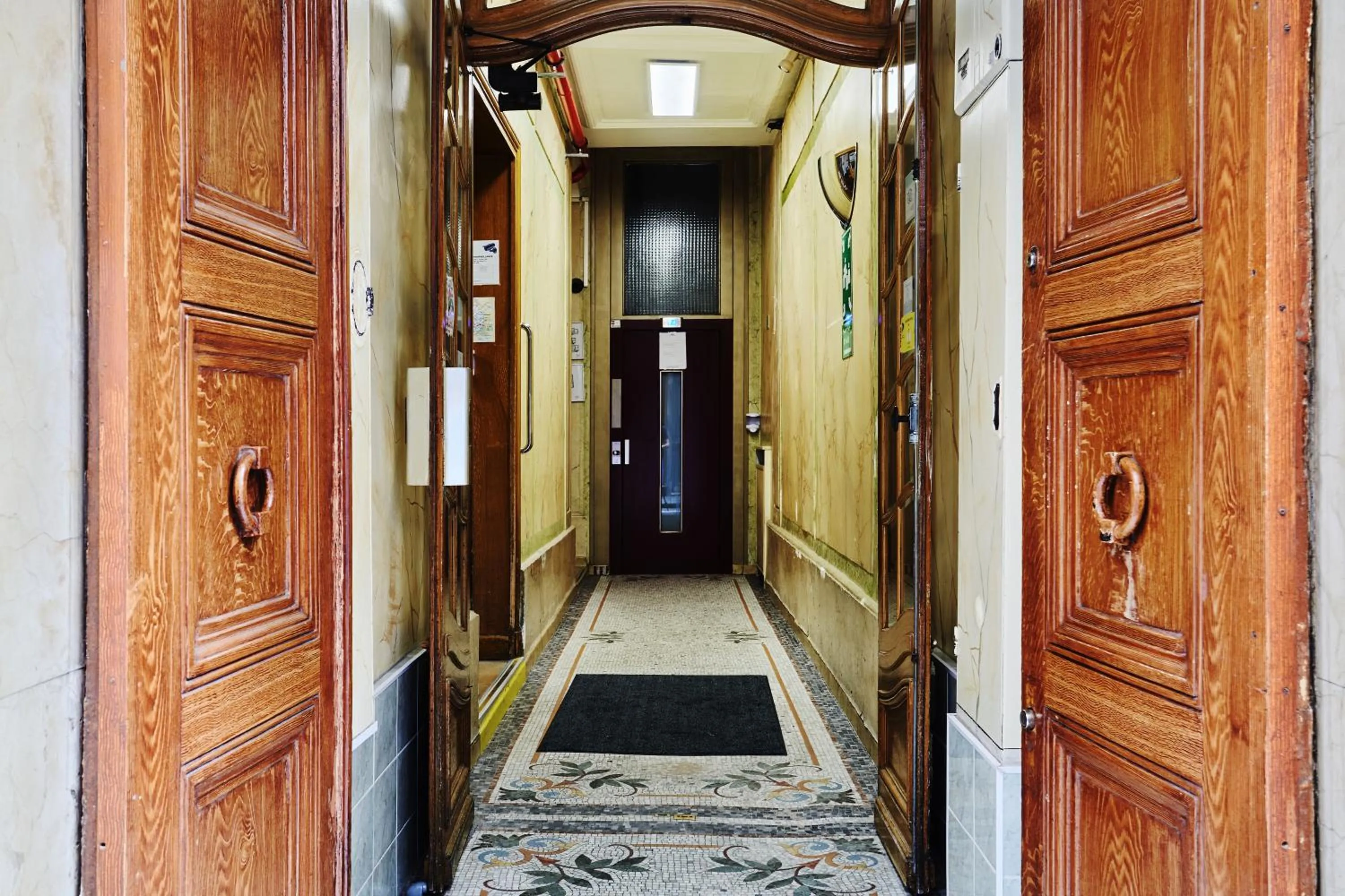 Facade/entrance in Hôtel Tiquetonne