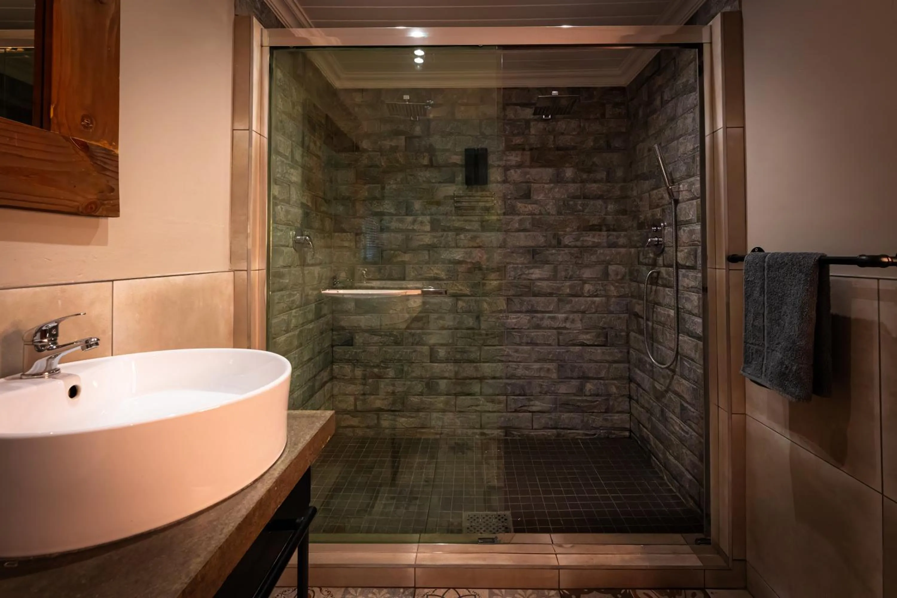 Shower in Telos at Reitz