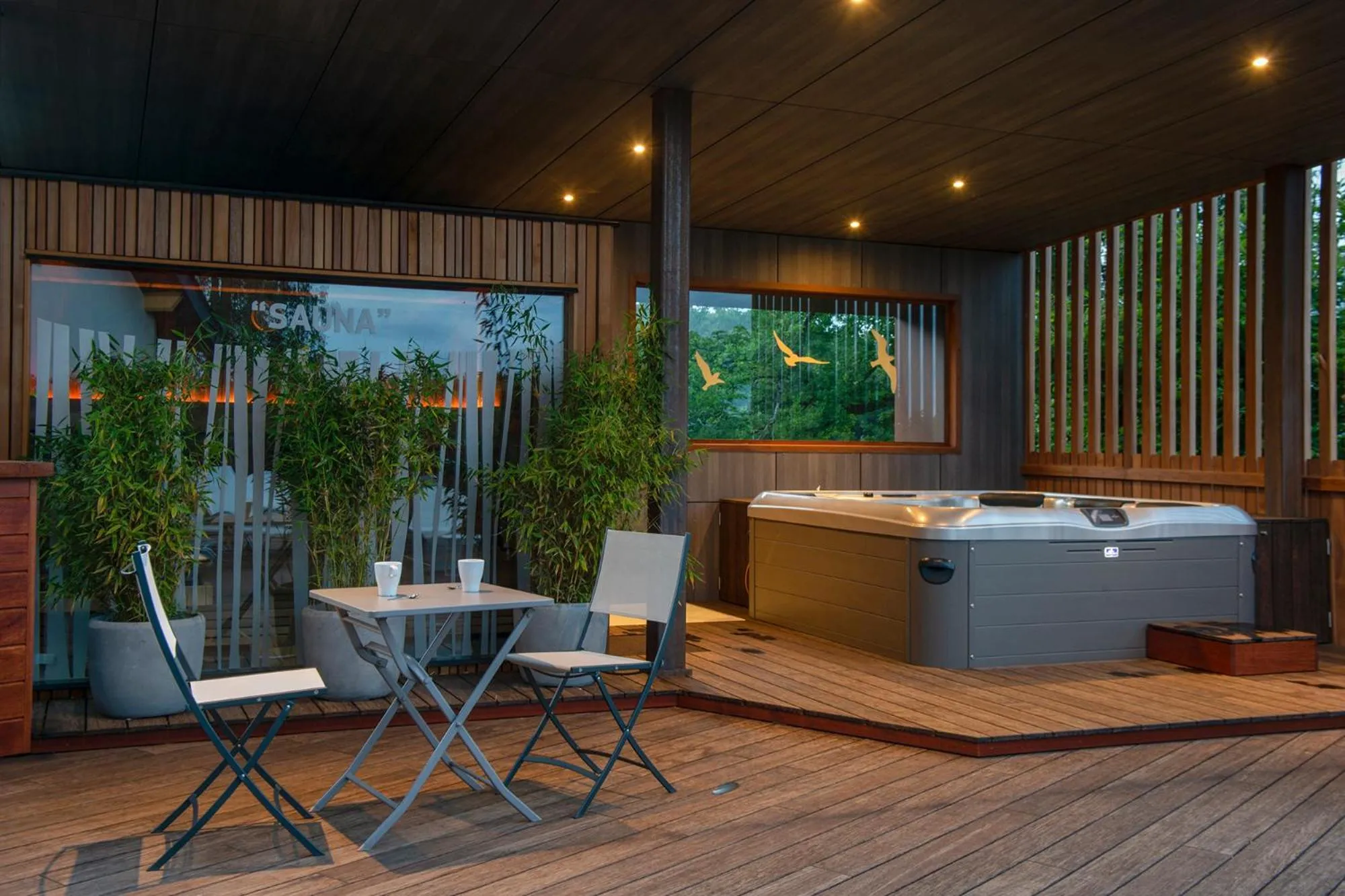 Hot Tub in Hostellerie du Peiffeschof, The Originals Relais