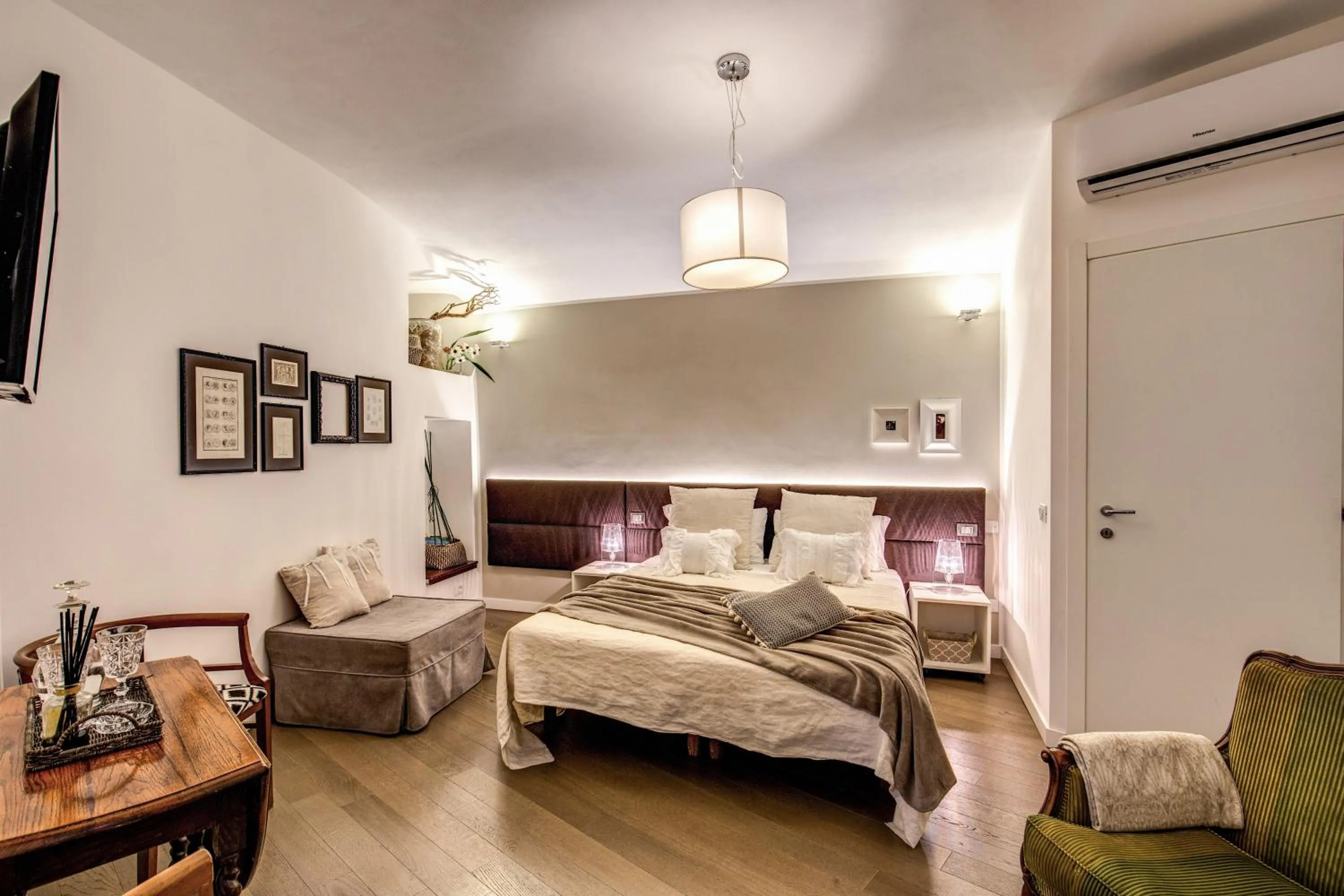 Photo of the whole room, Bed in Approdo Ripetta