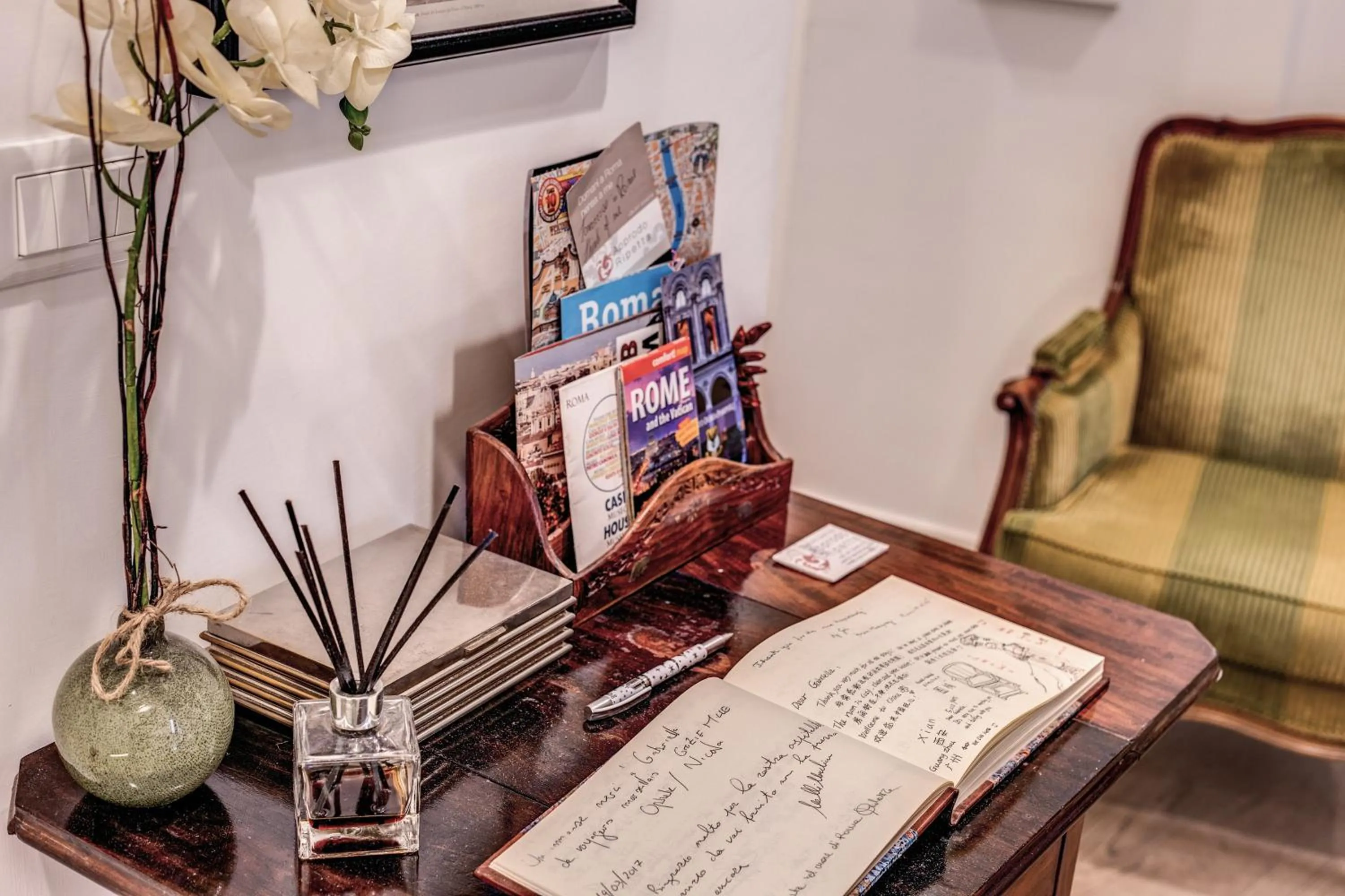 Decorative detail in Approdo Ripetta