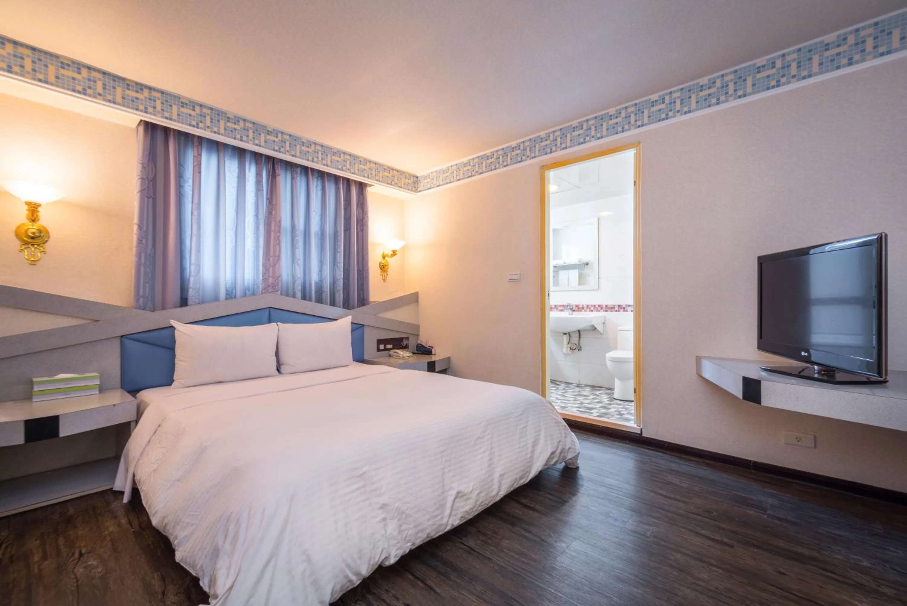 Photo of the whole room, Bed in Golden Phoenix Hotel