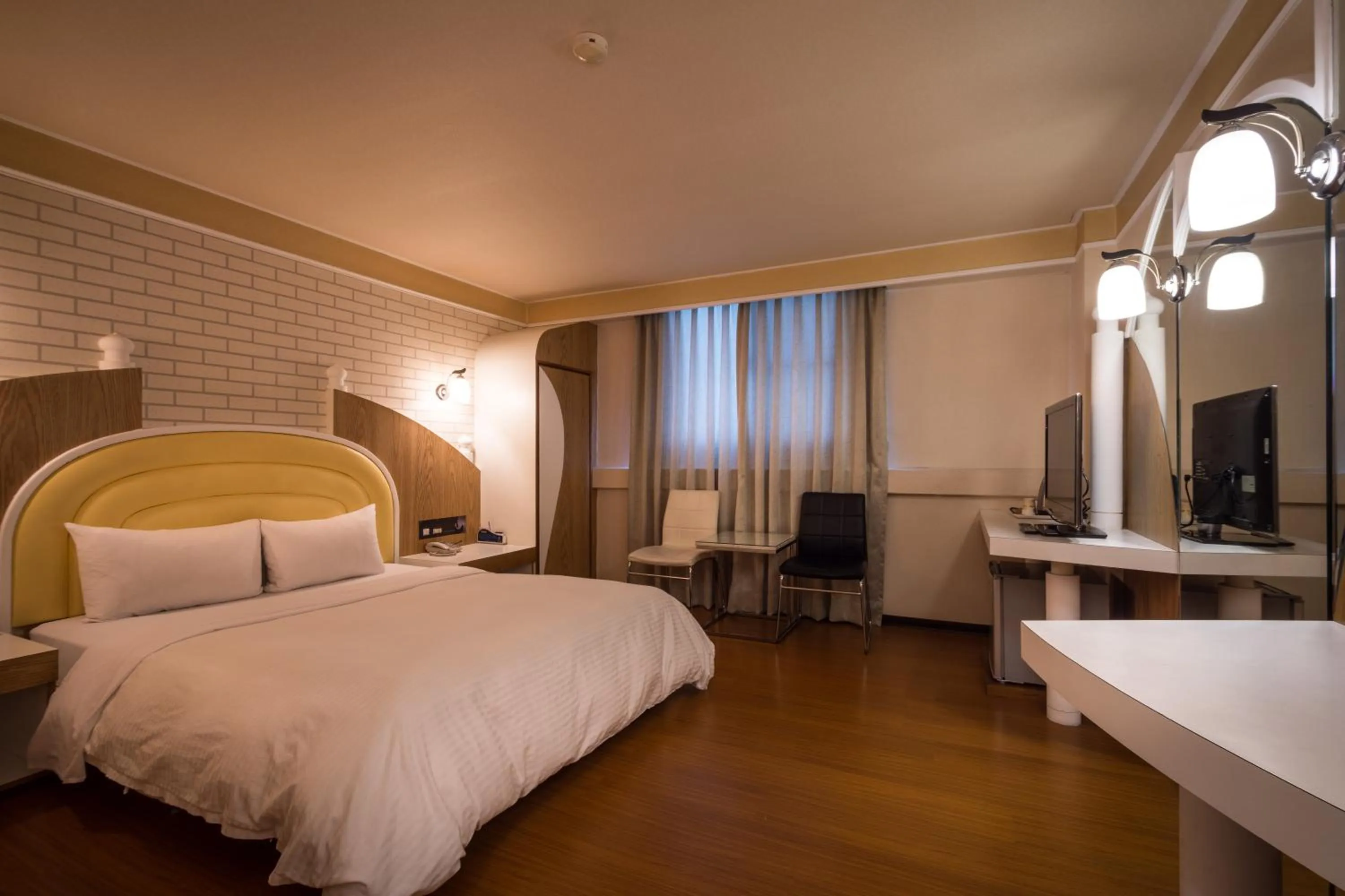 Photo of the whole room, Bed in Golden Phoenix Hotel