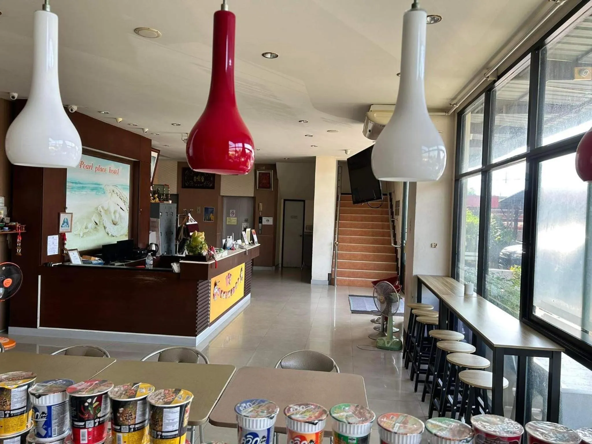 Restaurant/places to eat in Pearl Place Hotel