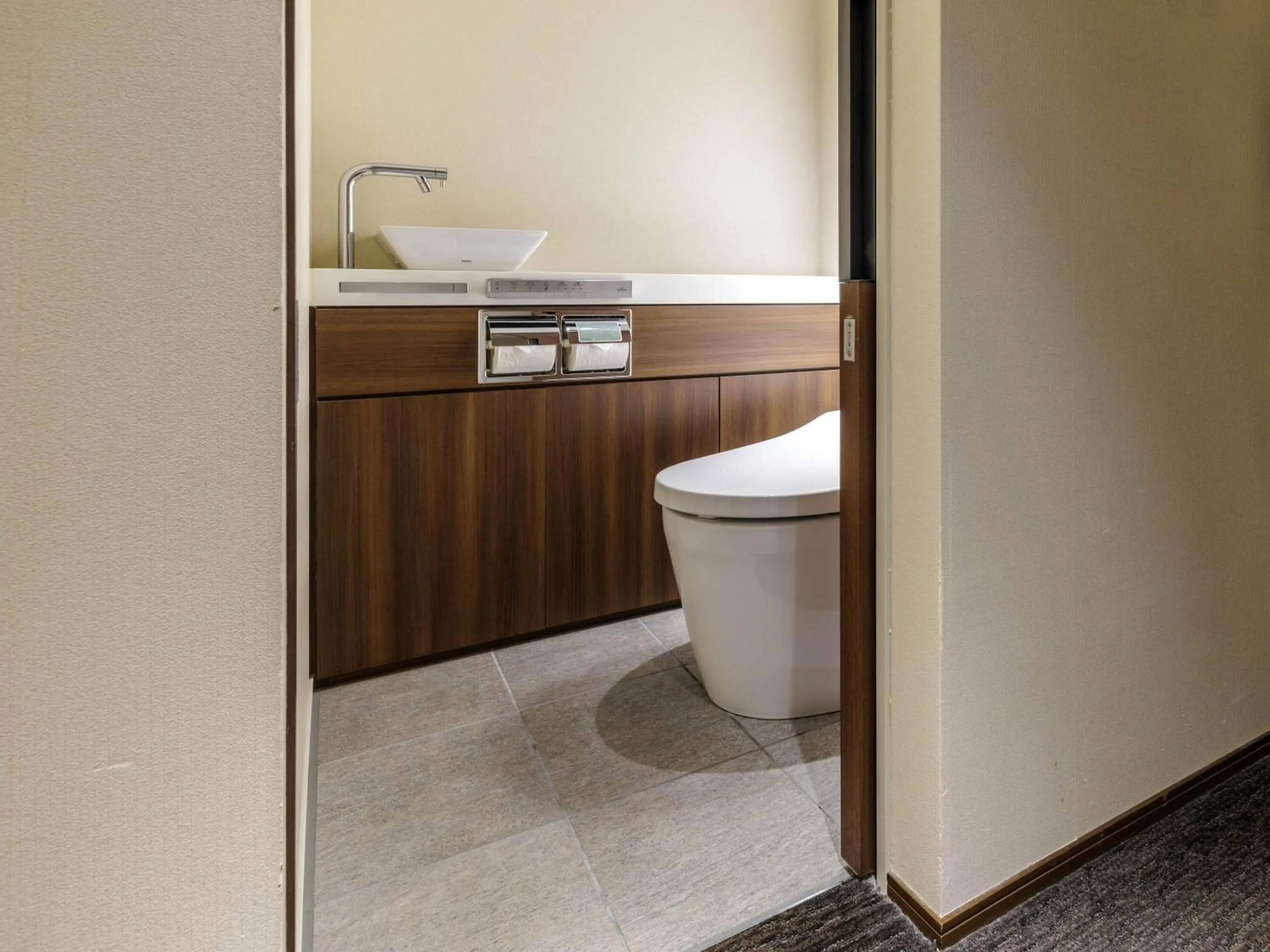 Toilet in Solaria Nishitetsu Hotel Kyoto Premier