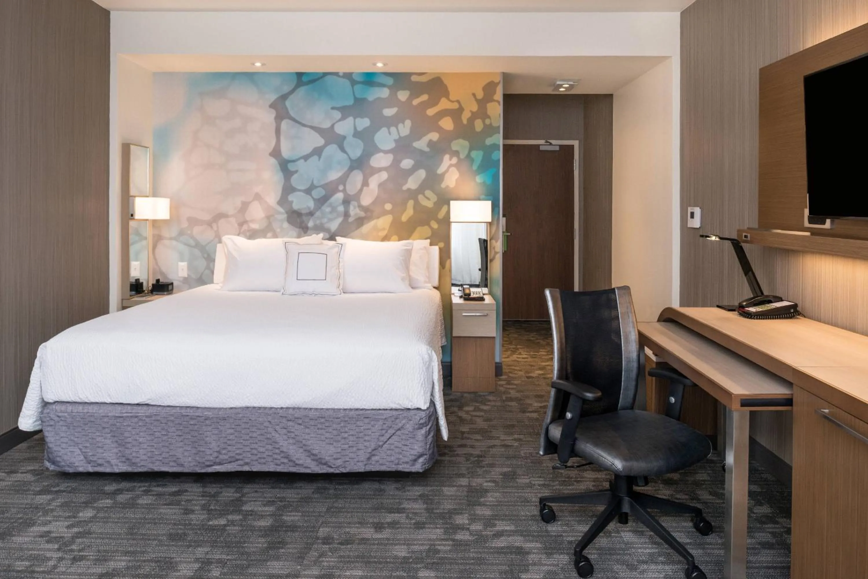 Photo of the whole room, Bed in Courtyard by Marriott Detroit Farmington