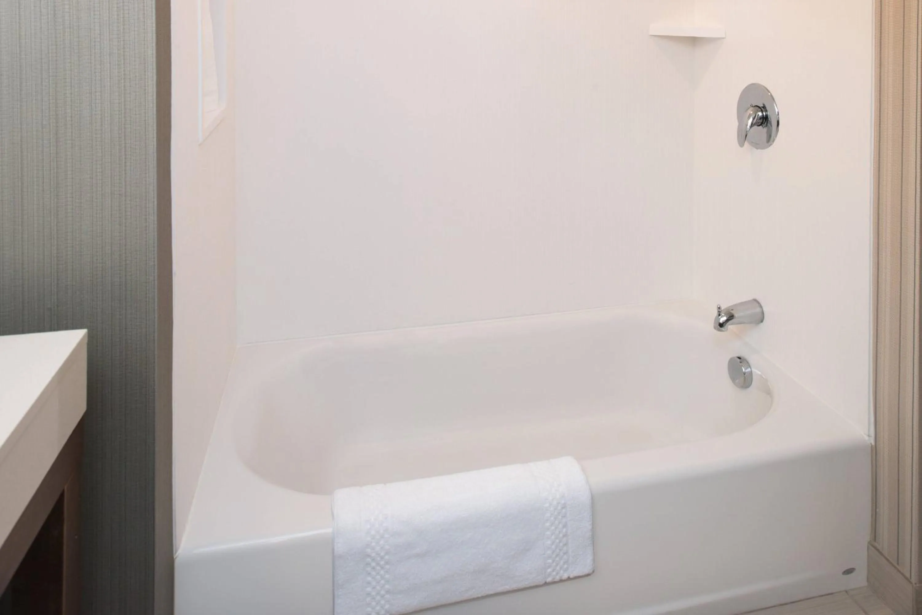 Bathroom in Courtyard by Marriott Detroit Farmington