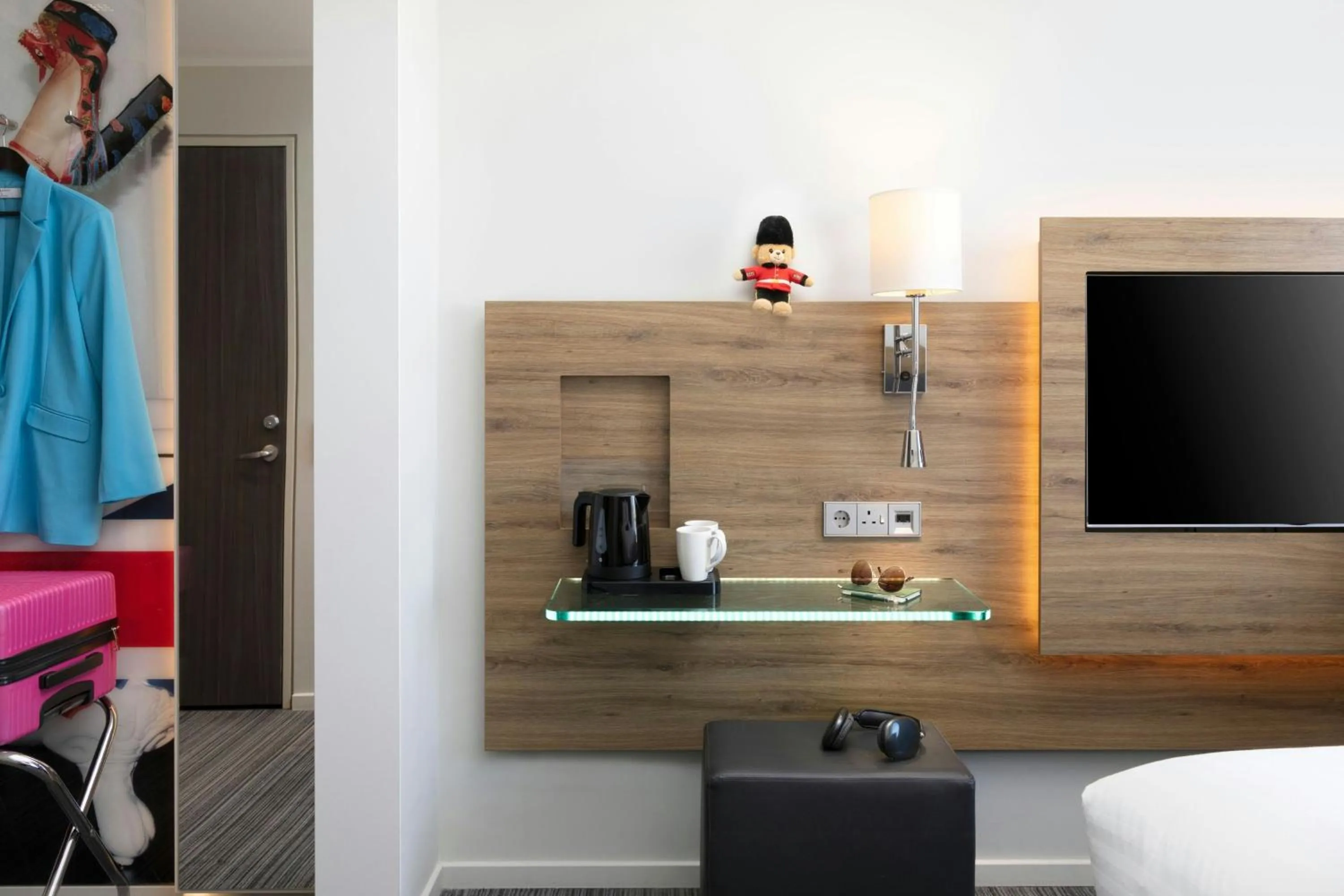 Photo of the whole room in Moxy London Excel