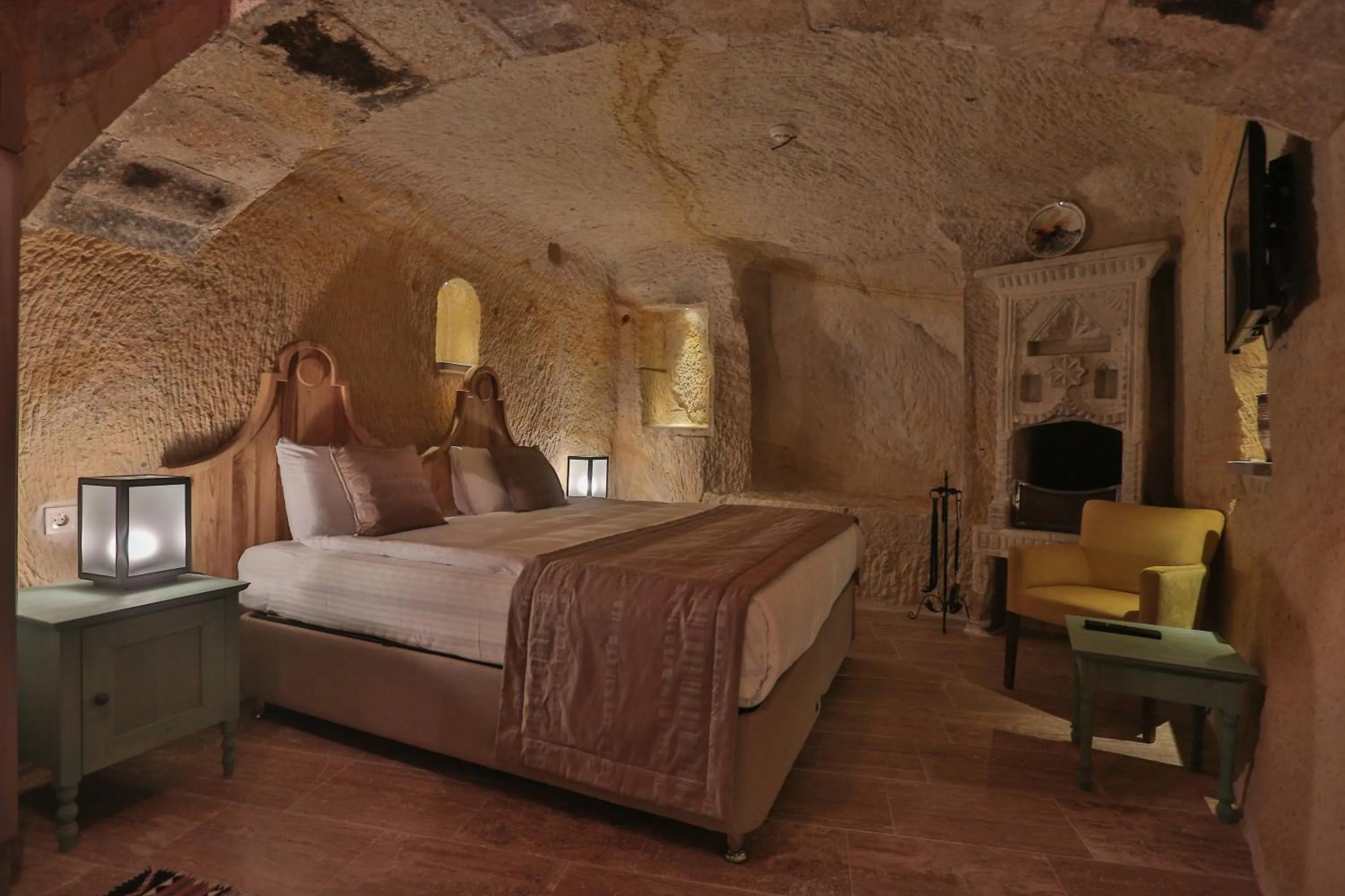 Family, Bed in Acropolis Cave Suite