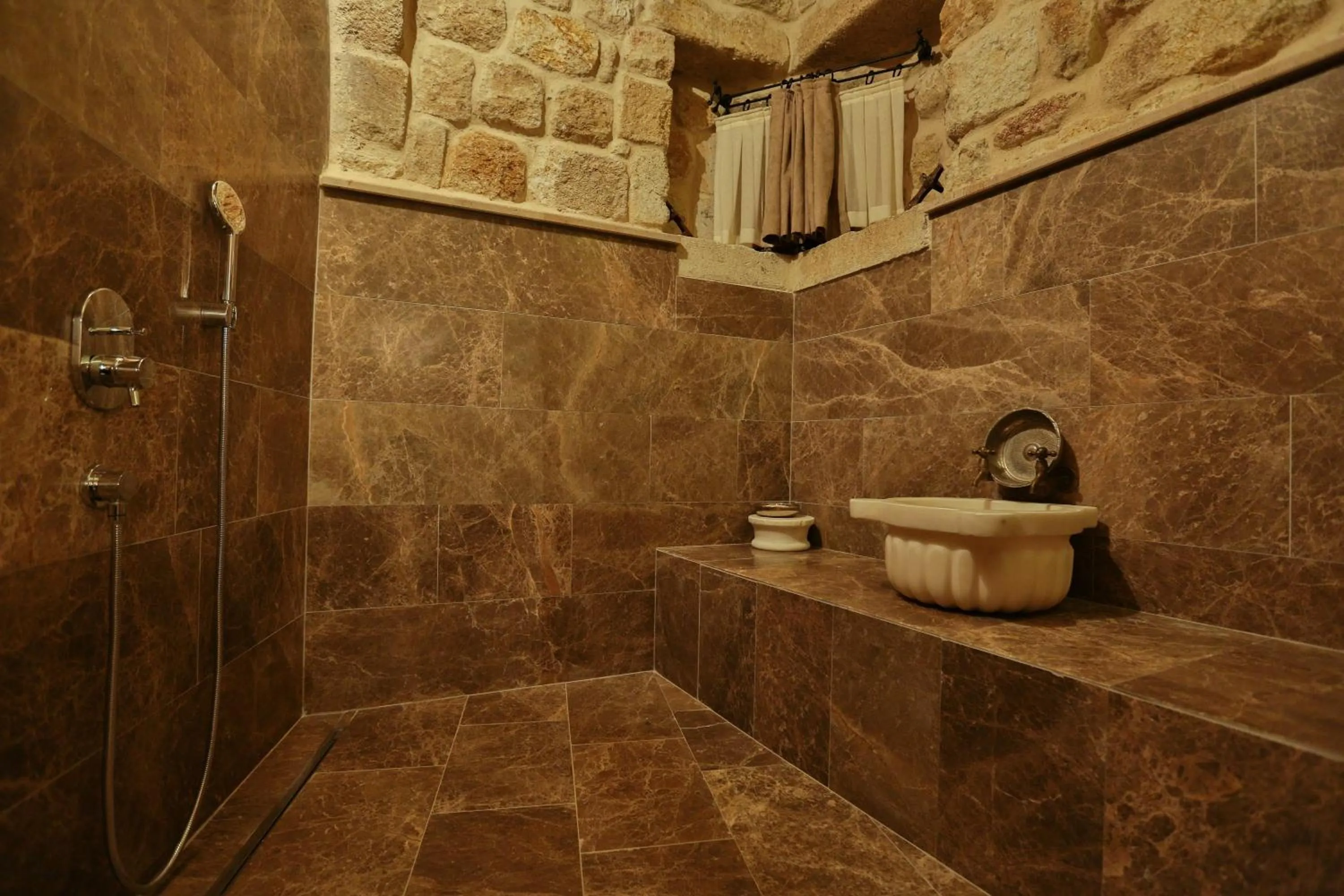 Public Bath in Acropolis Cave Suite