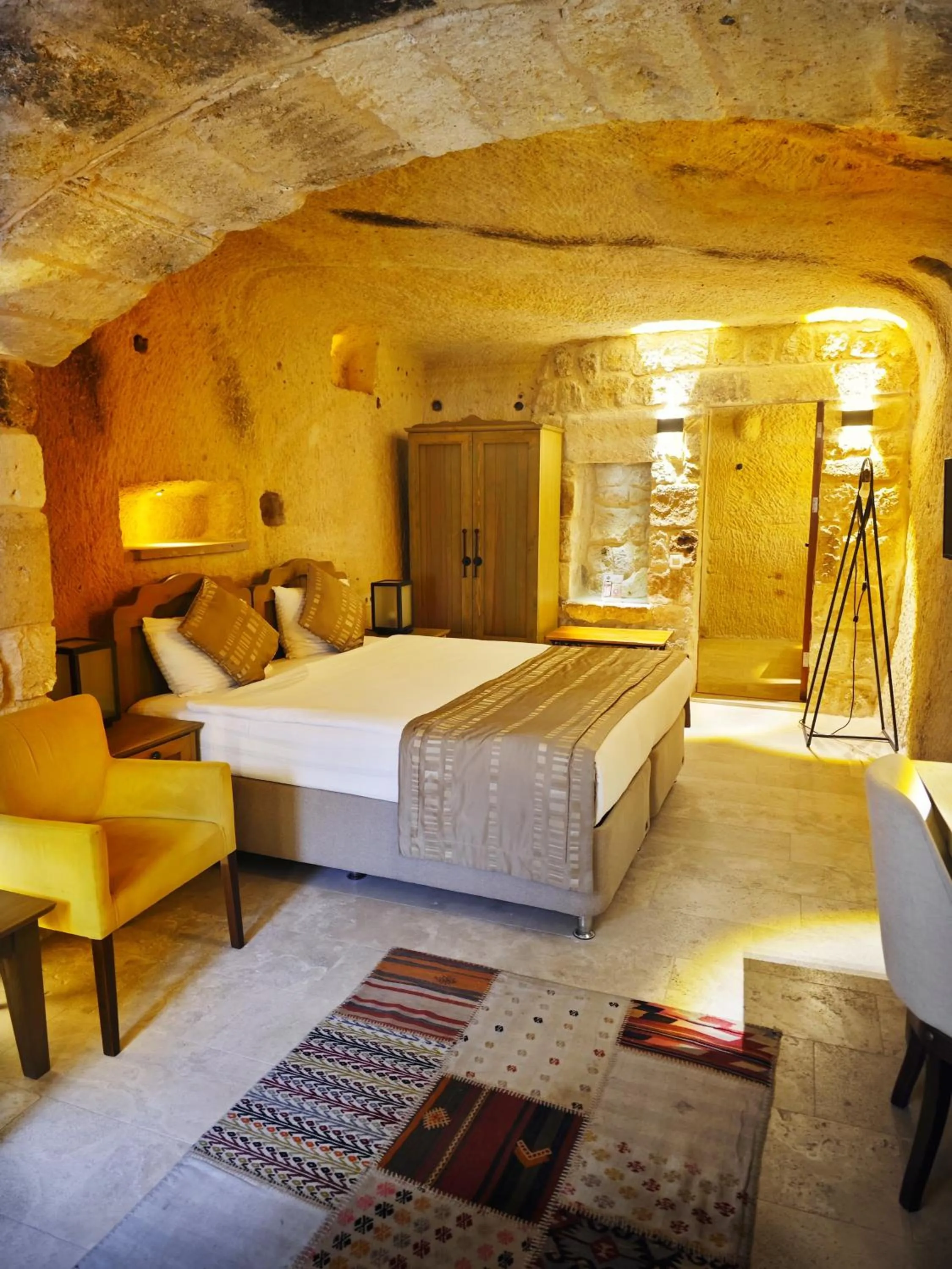 Bedroom, Bed in Acropolis Cave Suite