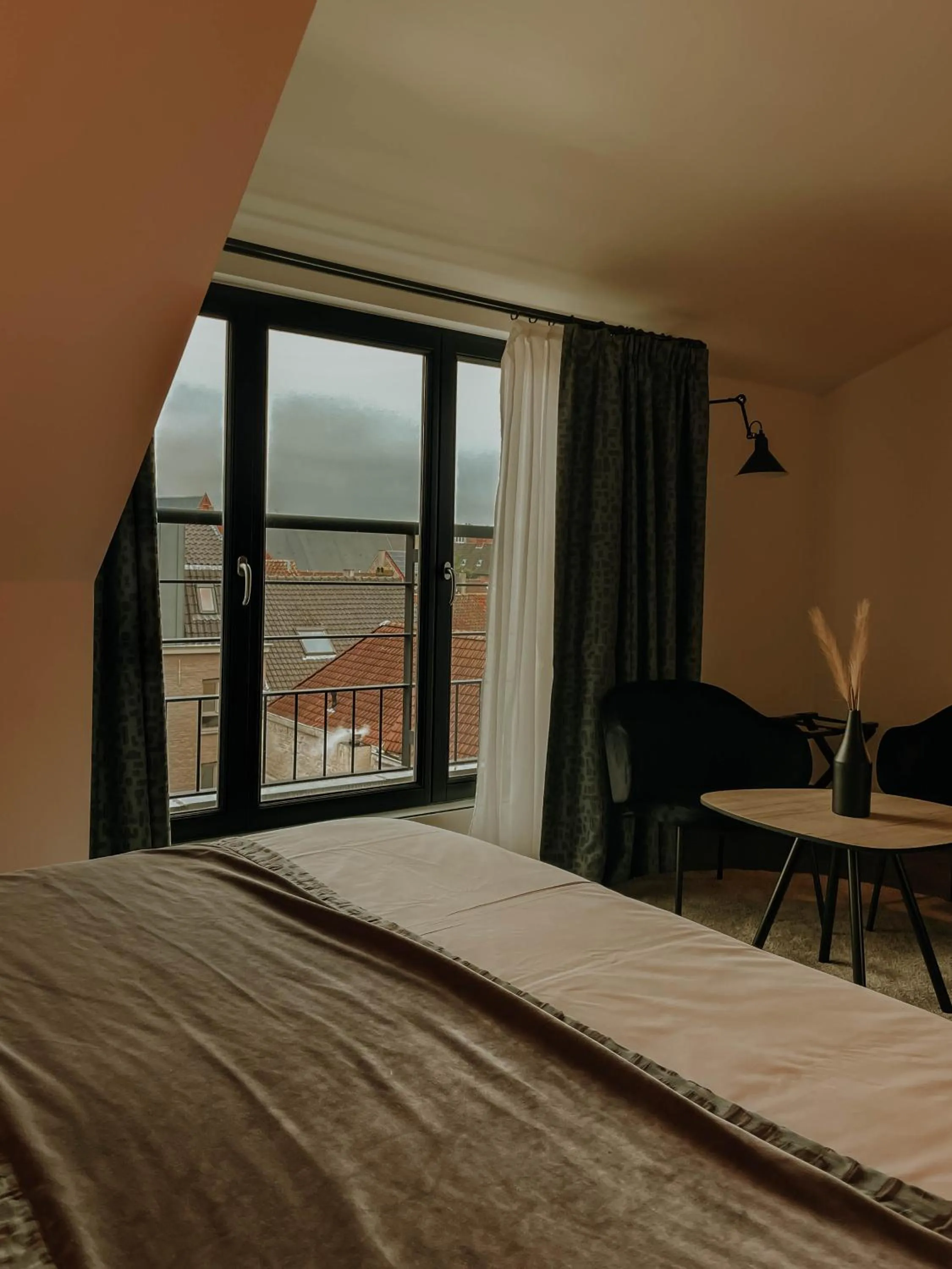 Seating area, Bed in Hotel Harmony