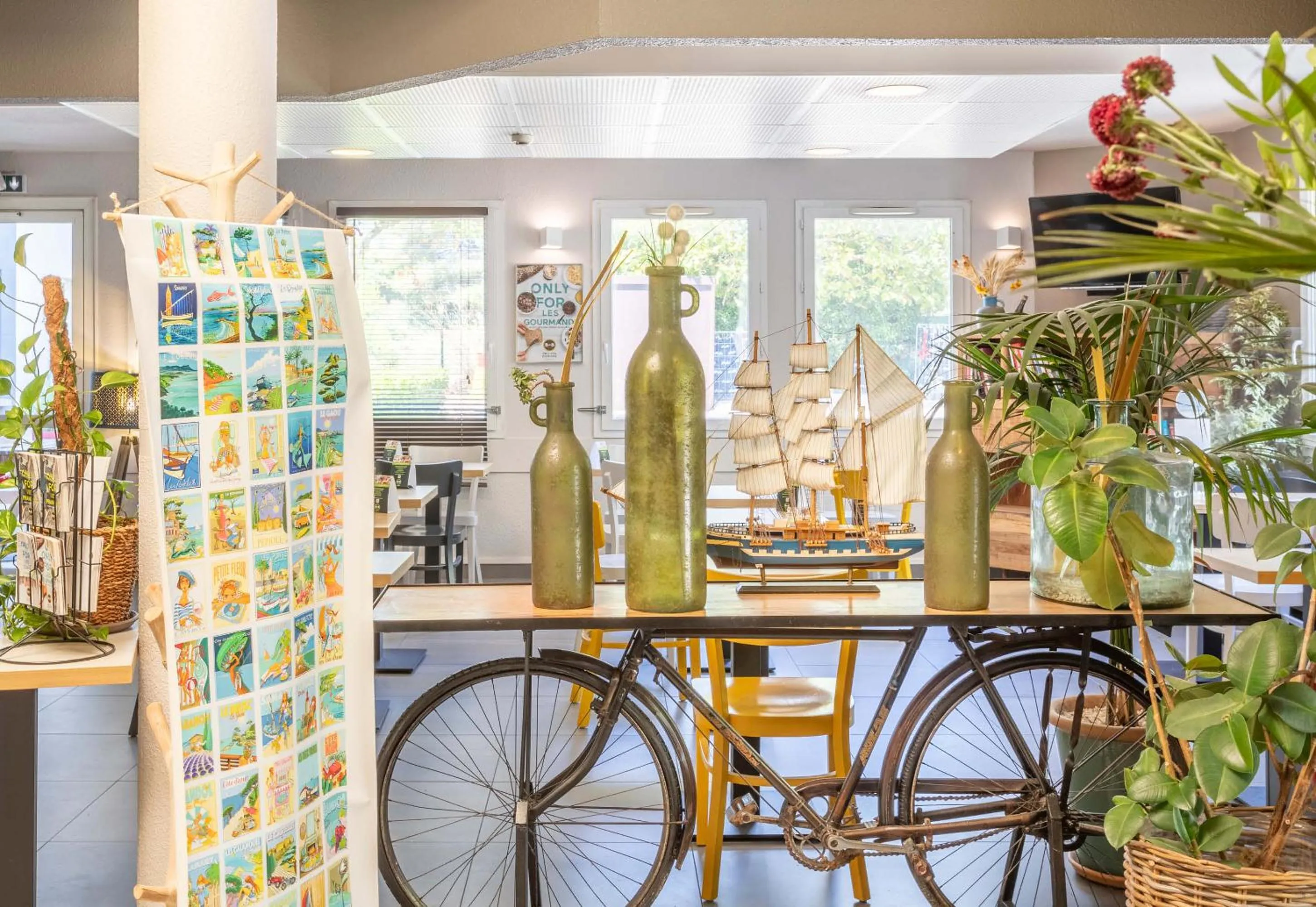 Lobby or reception in B&B HOTEL Toulon Ollioules