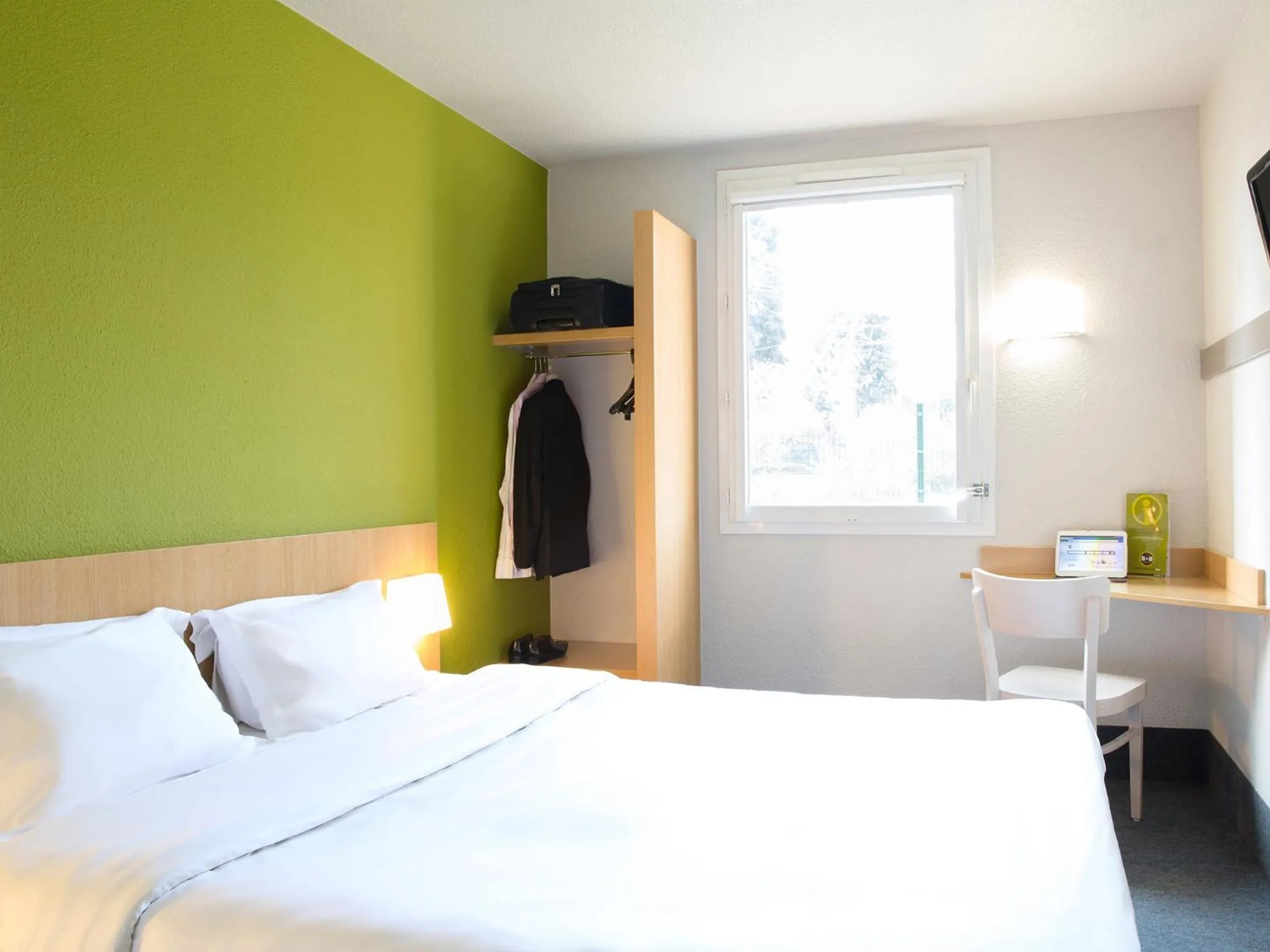 Photo of the whole room, Bed in B&B HOTEL Toulon Ollioules