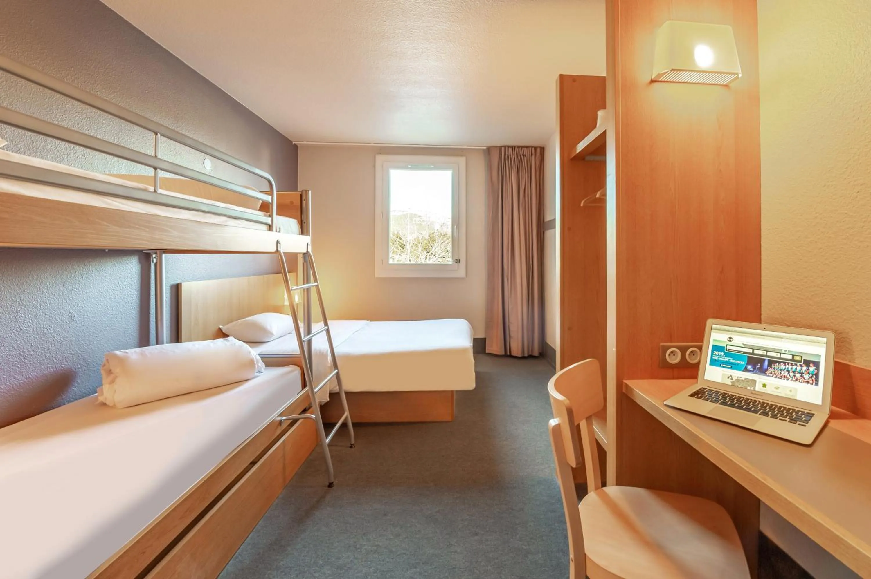 Bedroom, Bed in B&B HOTEL Toulon Ollioules