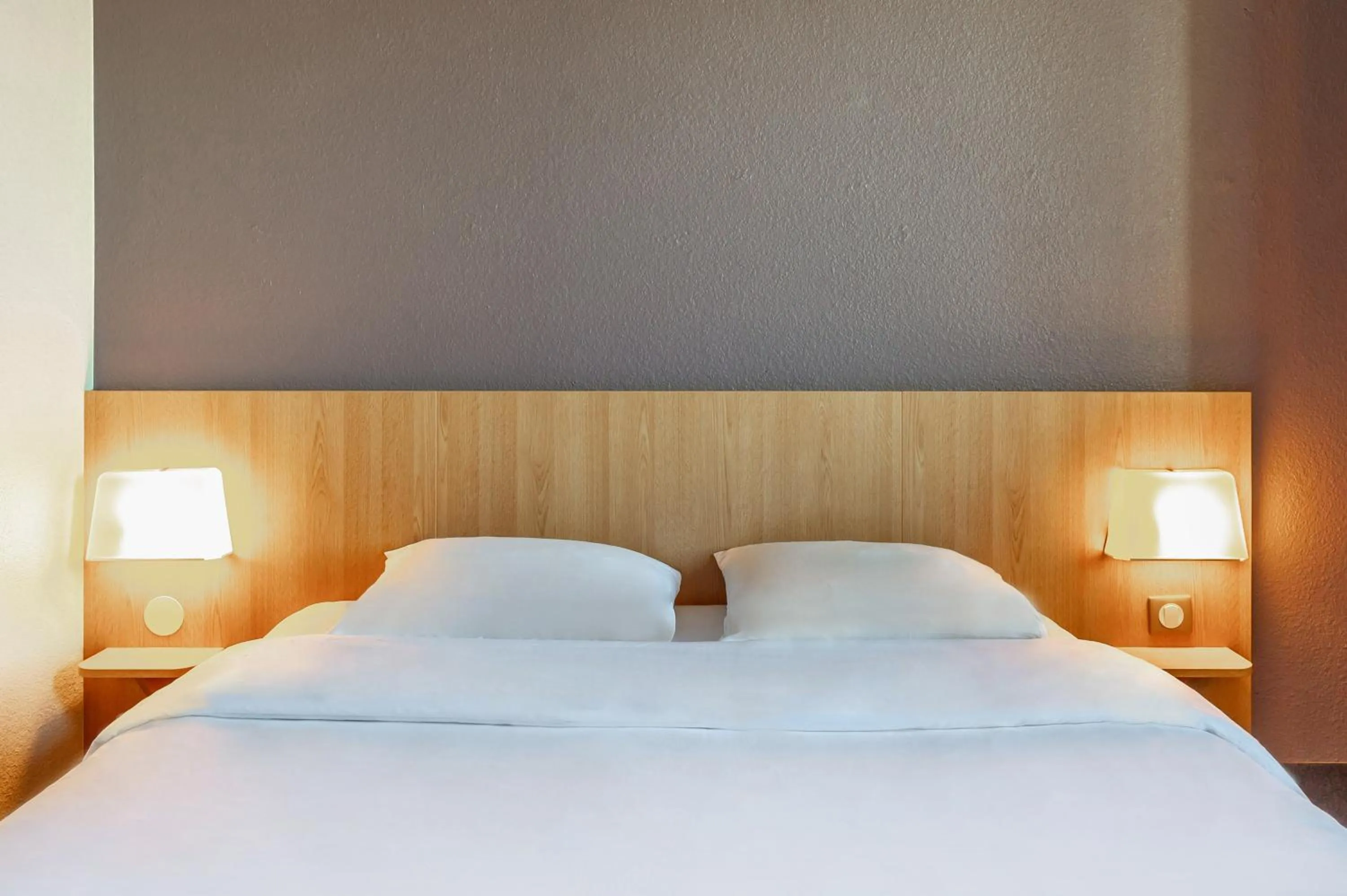 Bedroom, Bed in B&B HOTEL Toulon Ollioules