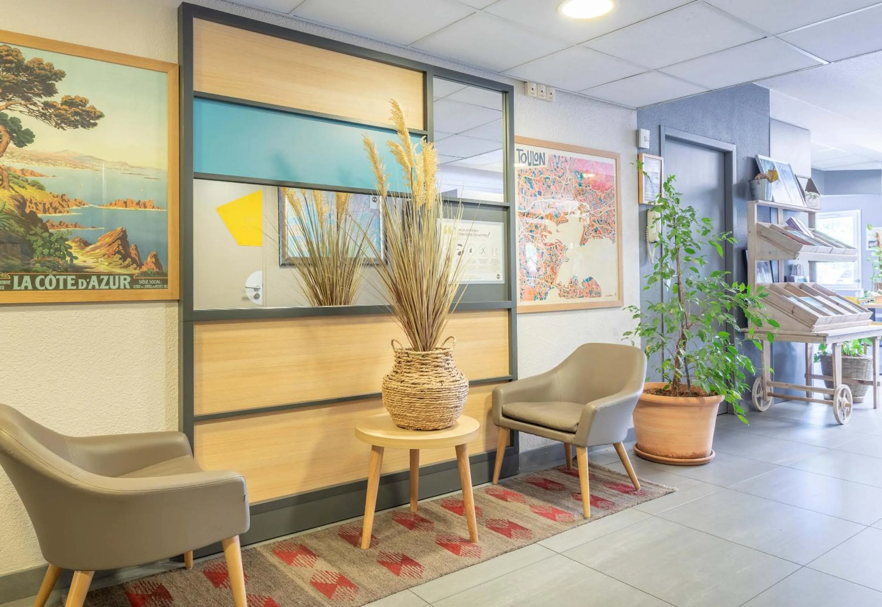 Lobby or reception in B&B HOTEL Toulon Ollioules