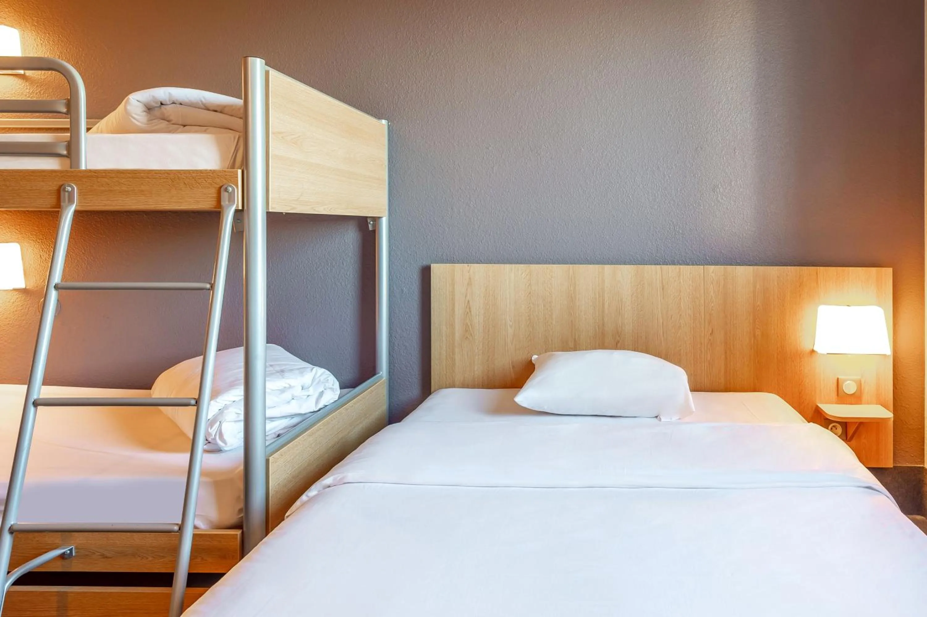 Bedroom, Bed in B&B HOTEL Toulon Ollioules