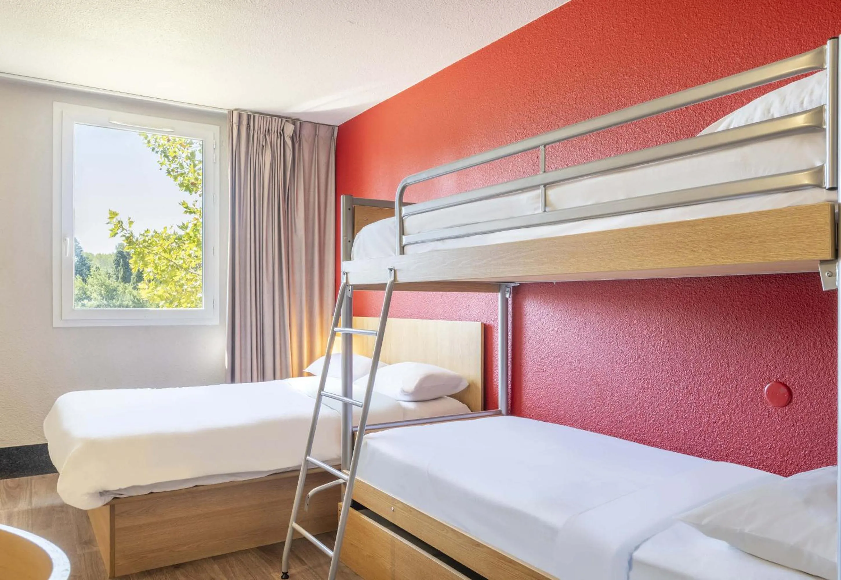 Bedroom, Bed in B&B HOTEL Toulon Ollioules