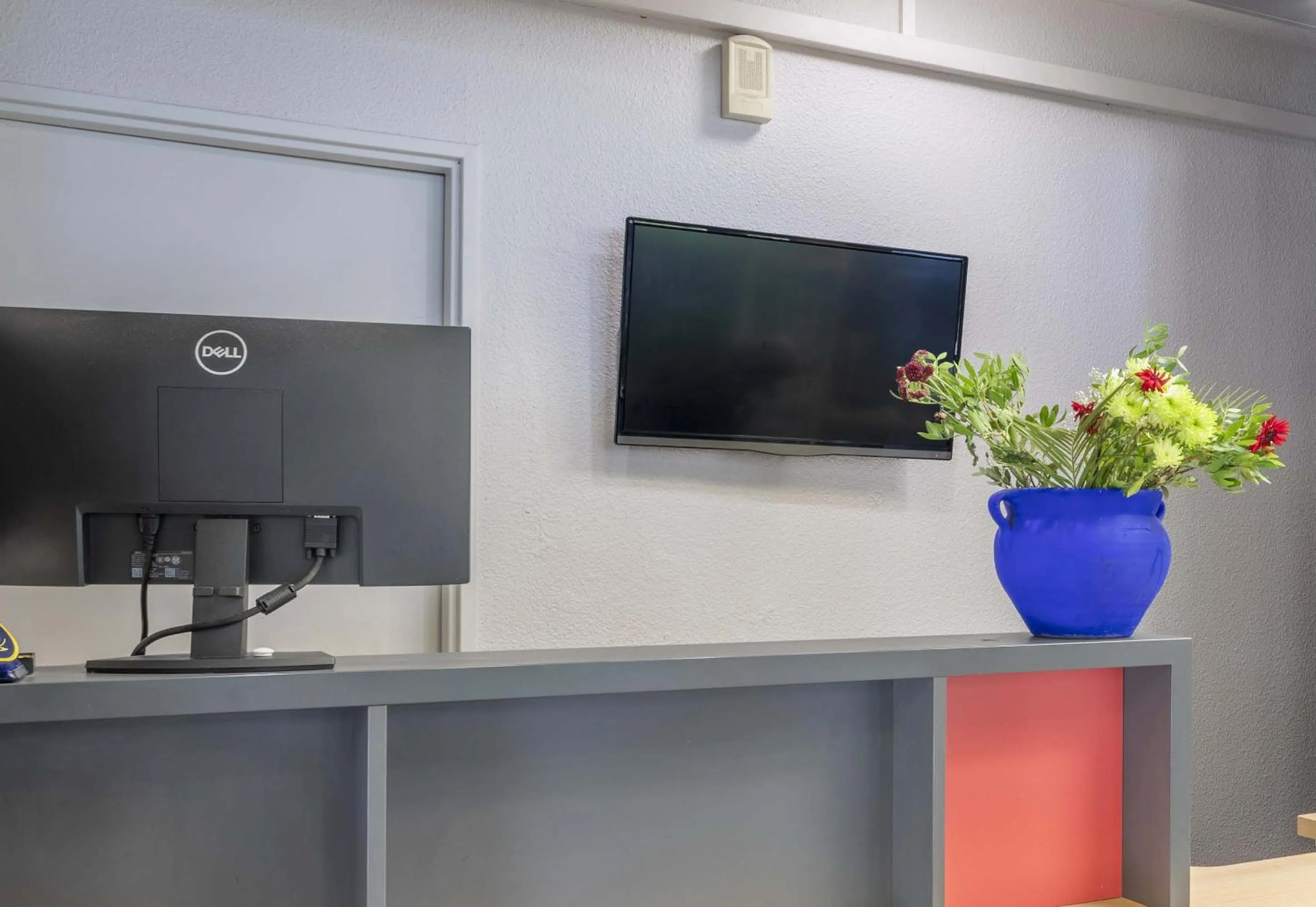 Lobby or reception in B&B HOTEL Toulon Ollioules