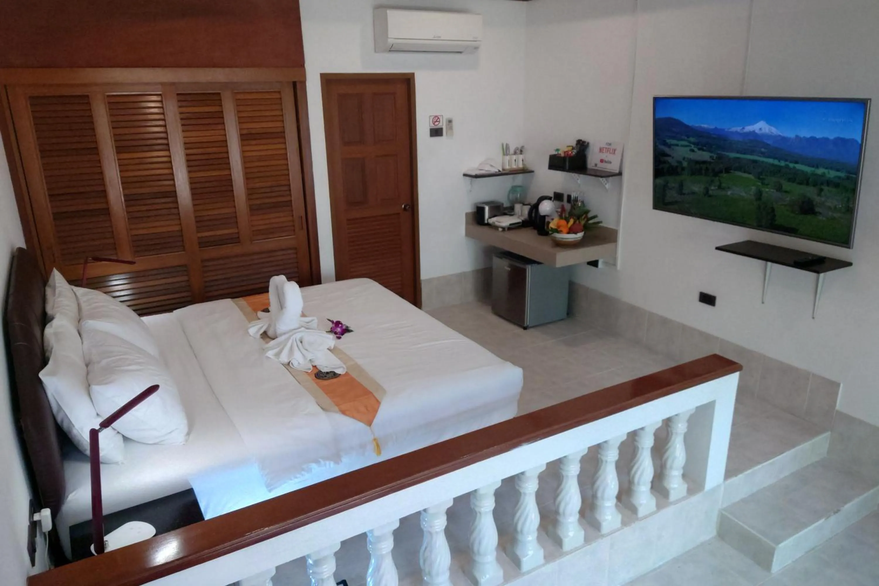 Communal lounge/ TV room, Bed in Samui Little Garden Resort