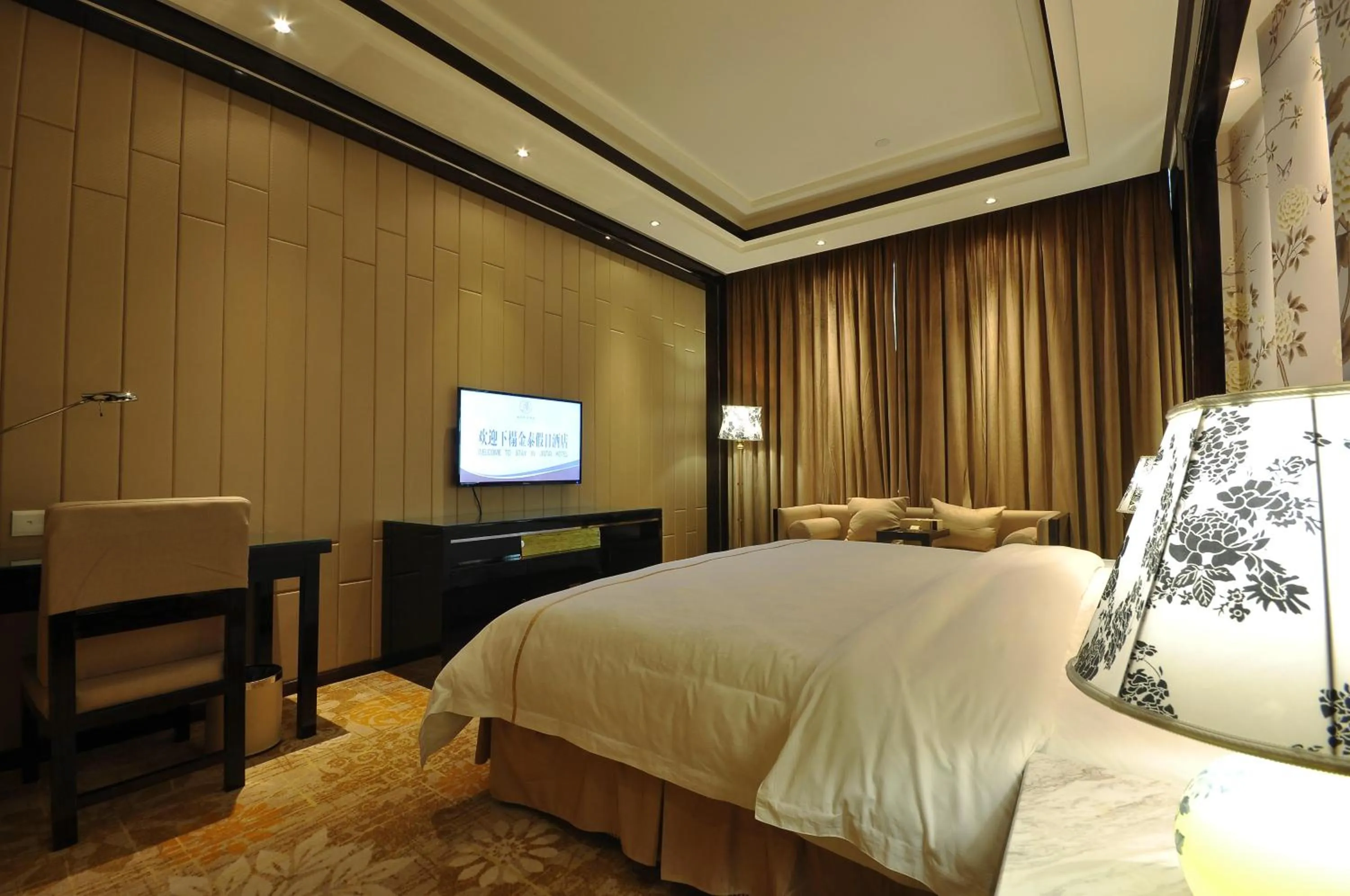 Bedroom, Bed in Jin-Tai Holiday Hotel