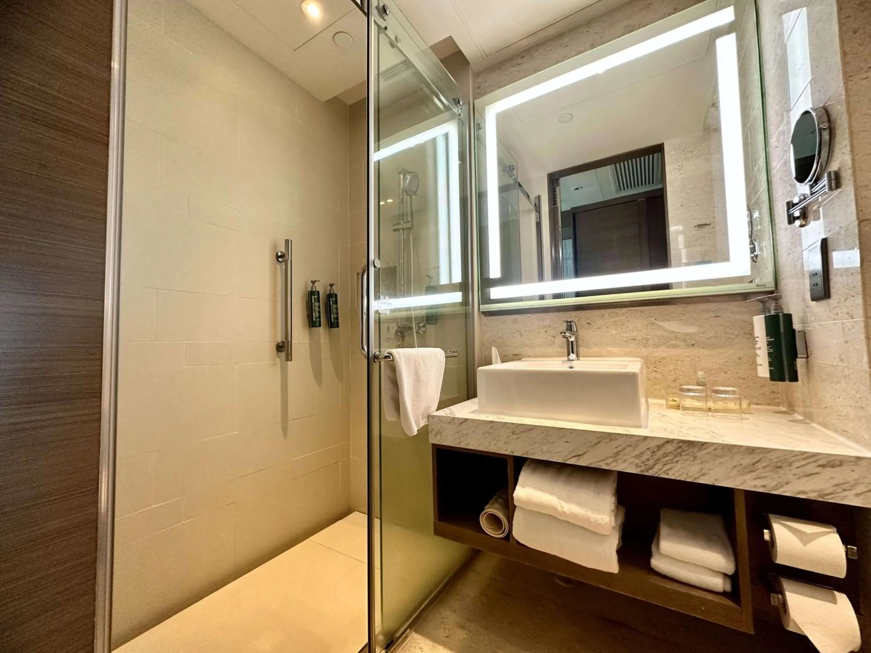 Photo of the whole room in Hilton Garden Inn Hong Kong Mongkok