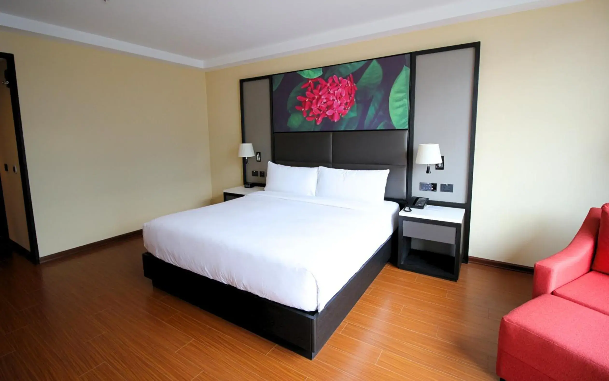 King Room with Roll-In Shower - single occupancy - Mobility Access in Hilton Garden Inn Lima Surco King Room with Roll-In Shower - single occupancy - Mobility Access in Hilton Garden Inn Lima Surco