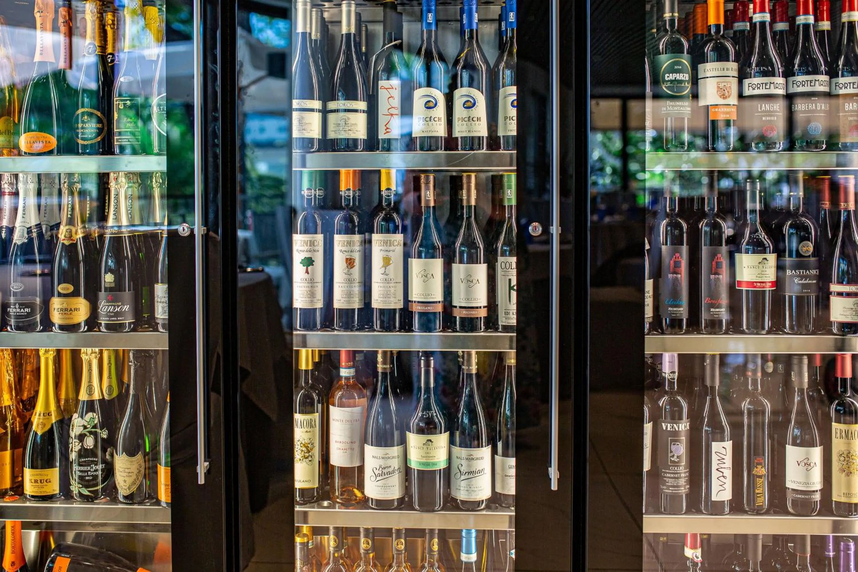 Restaurant/places to eat in Monaco Suites Hotel