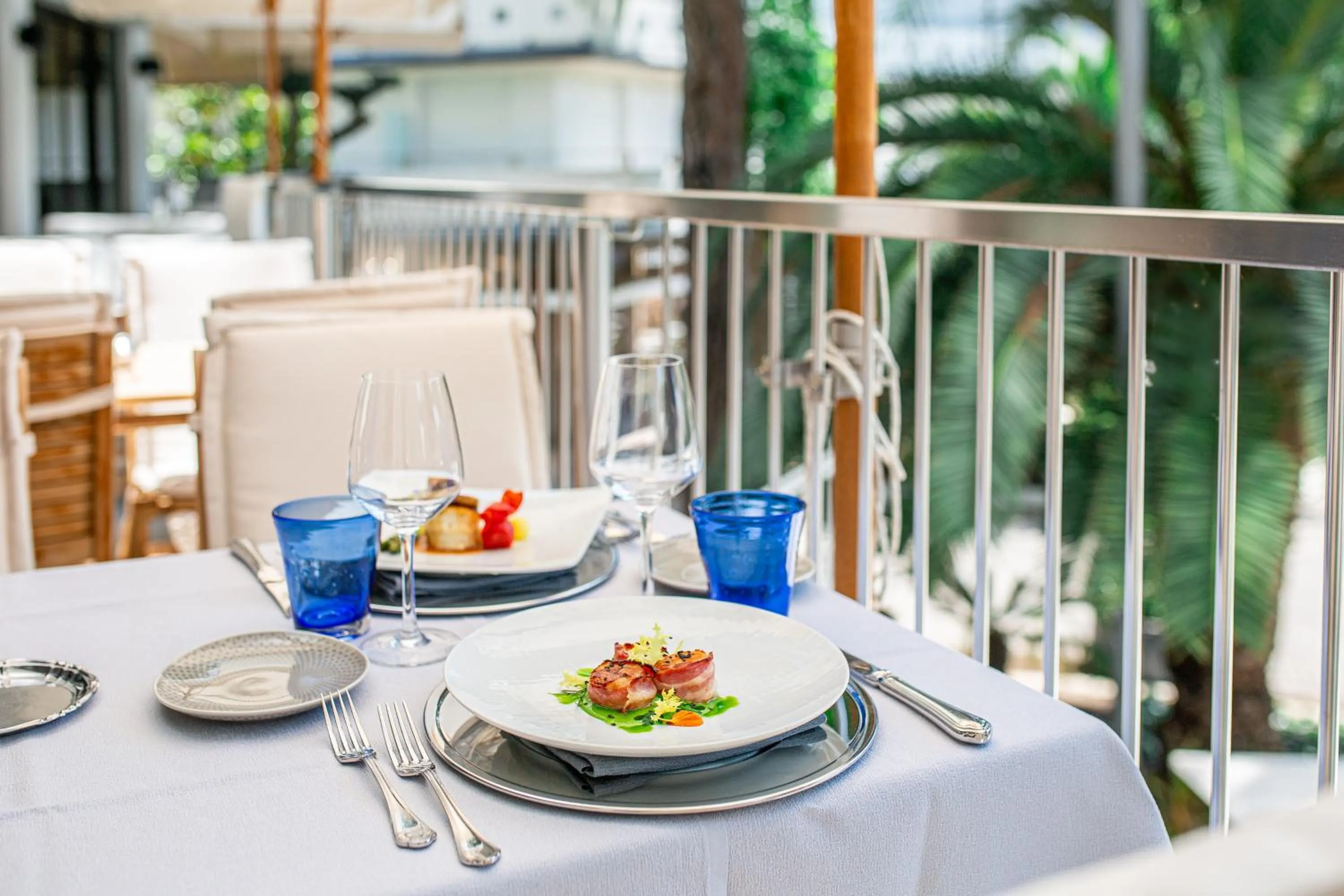 Restaurant/places to eat in Monaco Suites Hotel