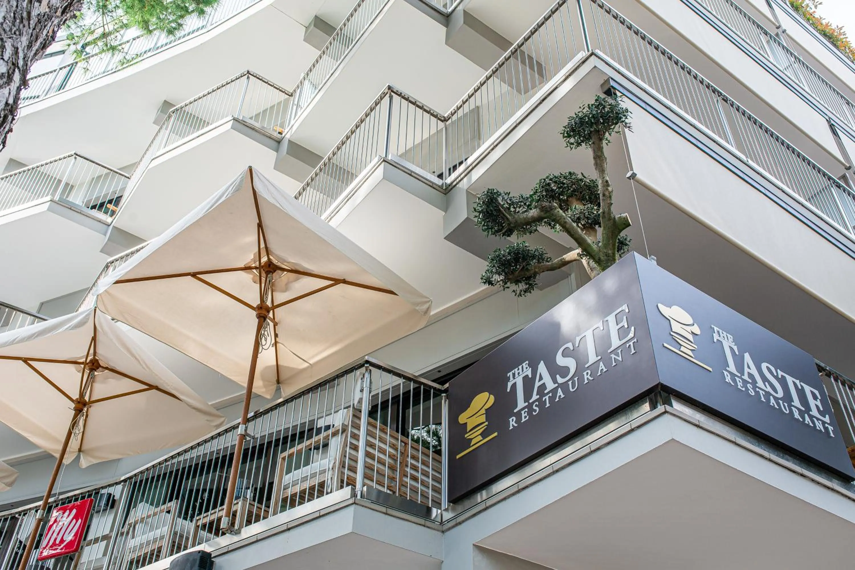 Restaurant/places to eat in Monaco Suites Hotel