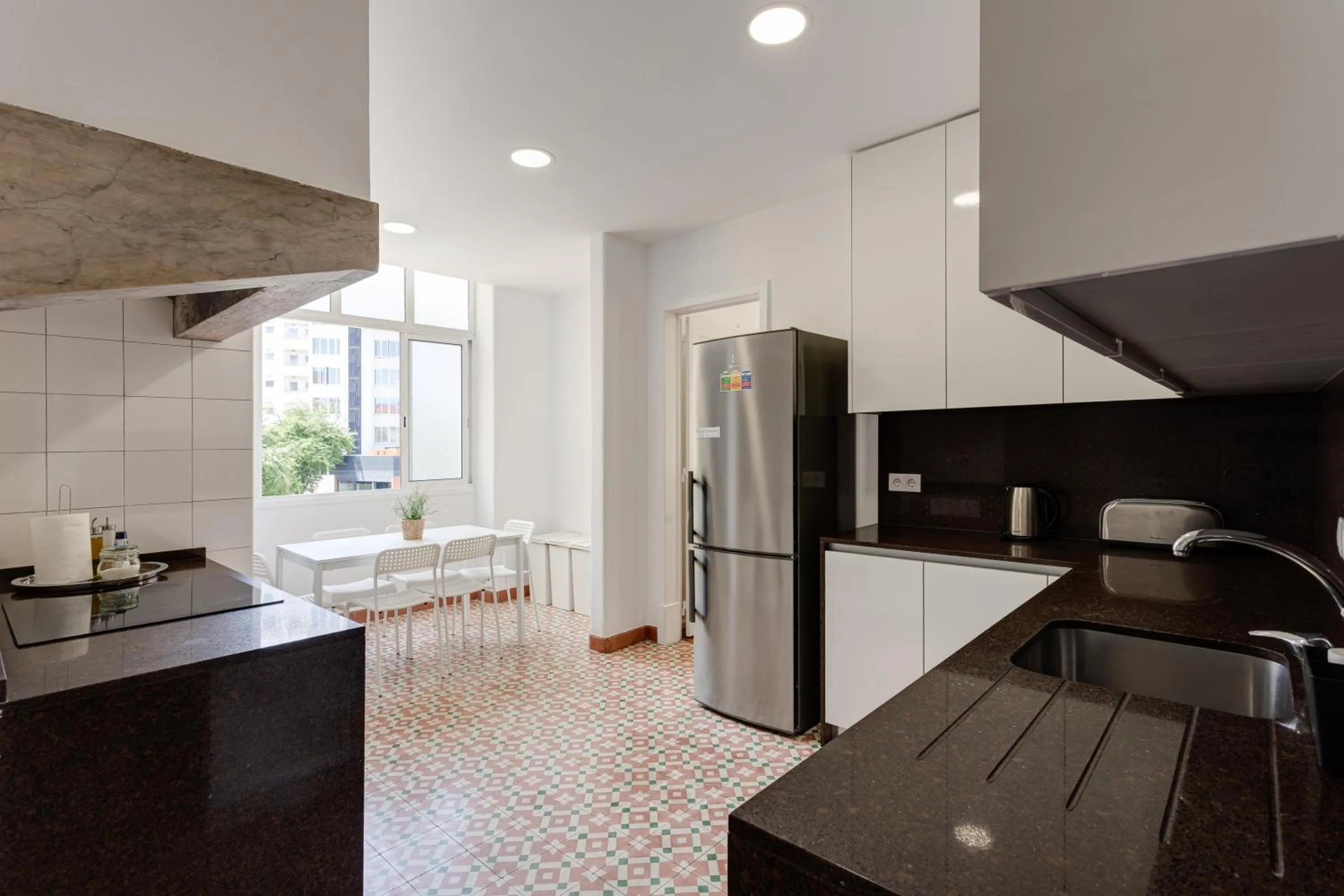 Kitchen or kitchenette in Home Out Rooms & Apartments