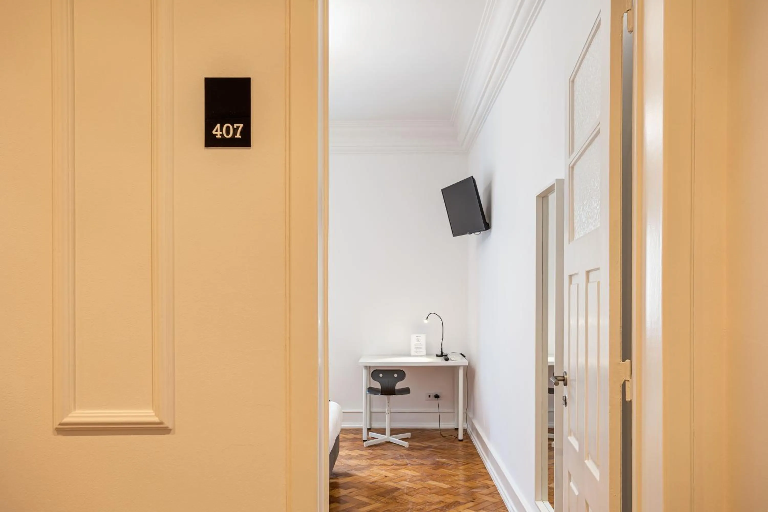 TV and multimedia in Home Out Rooms & Apartments