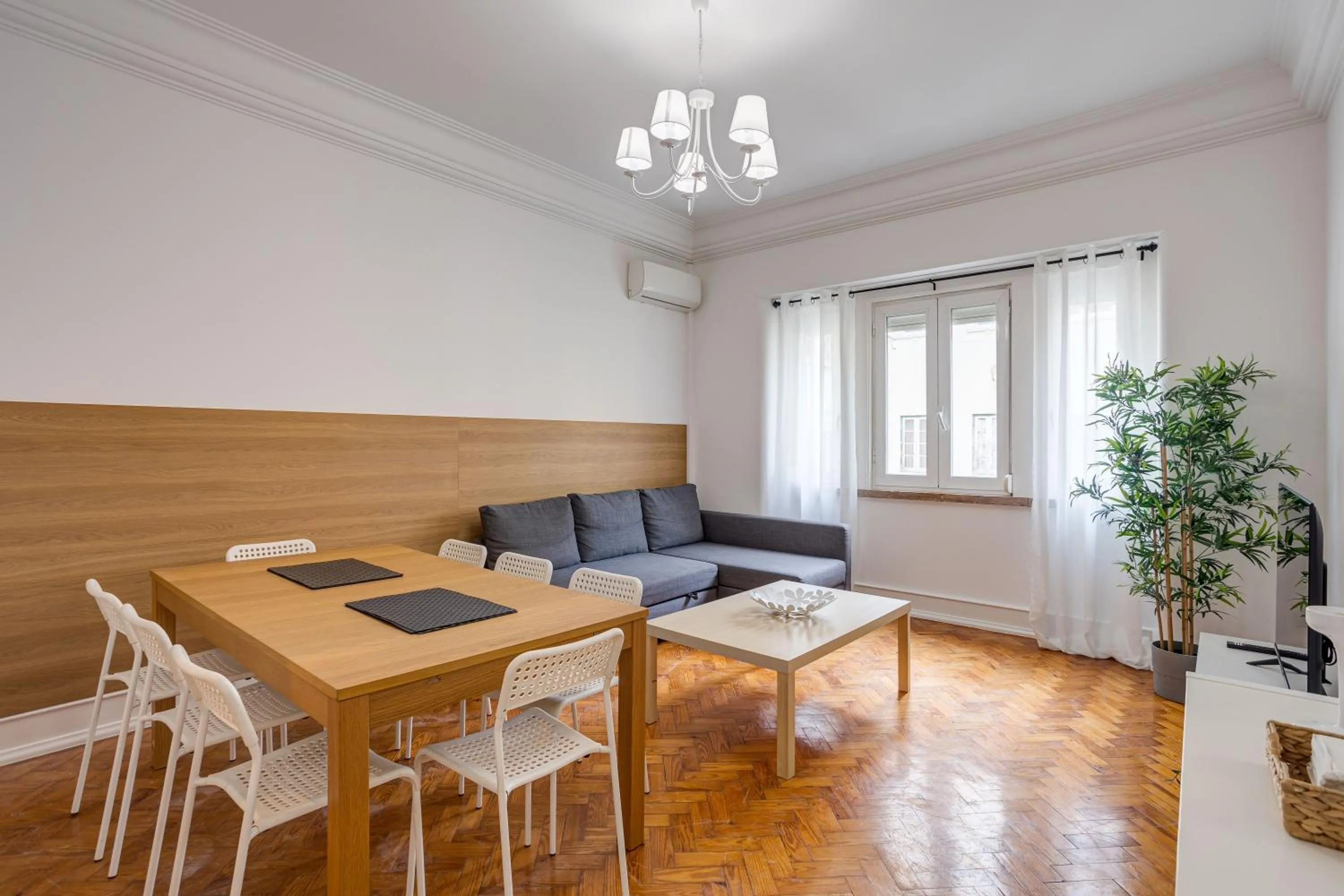 Communal lounge/ TV room in Home Out Rooms & Apartments