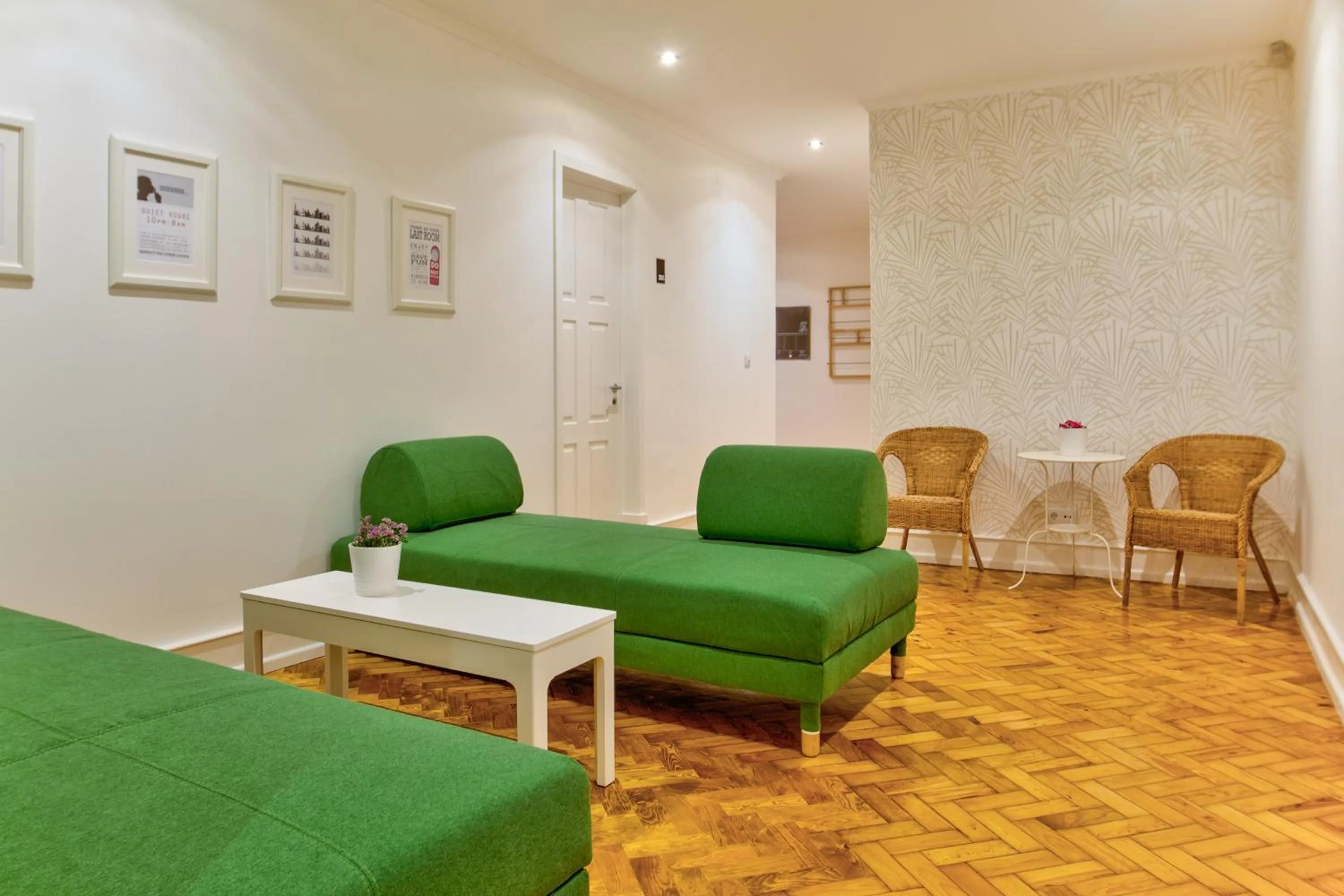 Communal lounge/ TV room in Home Out Rooms & Apartments