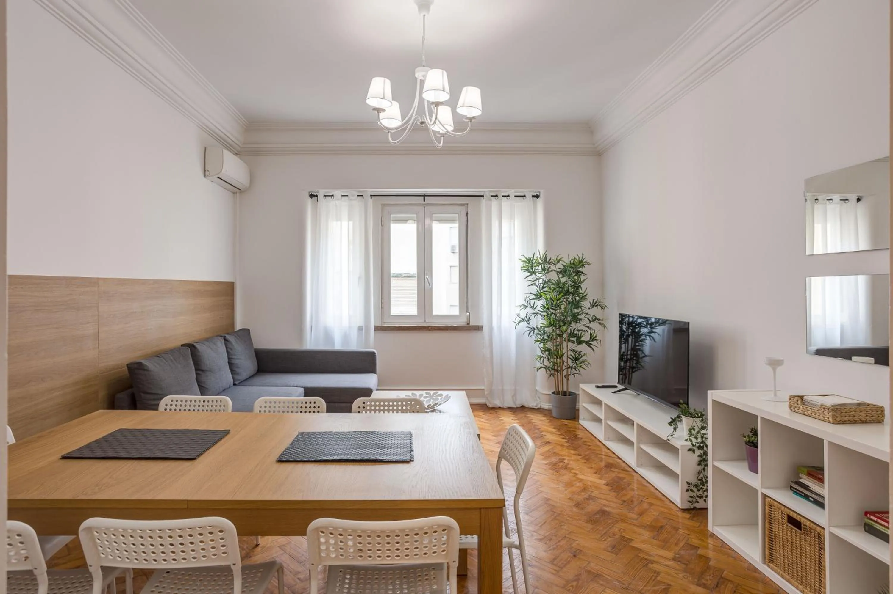 Communal lounge/ TV room in Home Out Rooms & Apartments