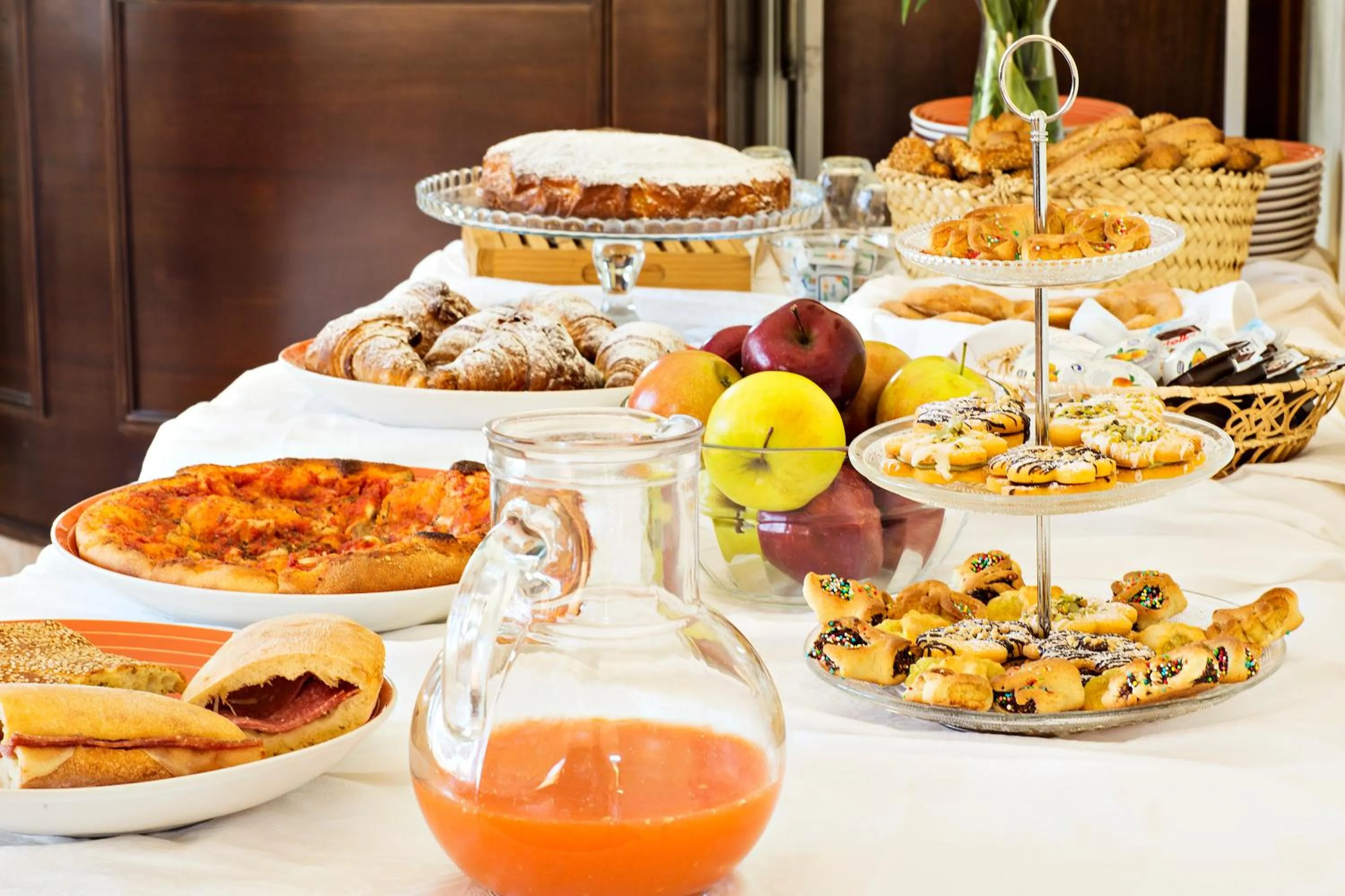 Buffet breakfast in Hotel Terra degli Elimi