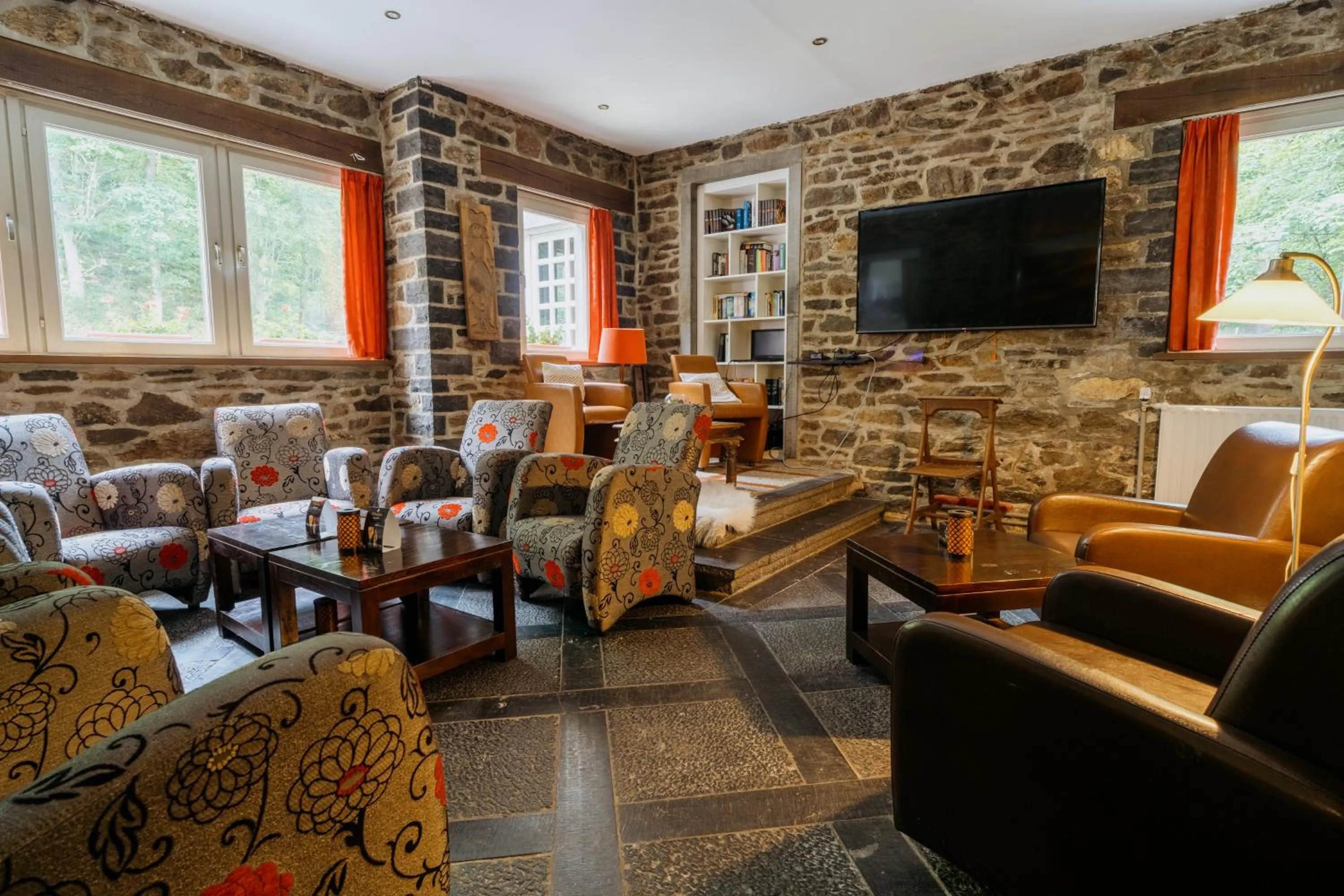 Communal lounge/ TV room in Hotel L'eau Vive