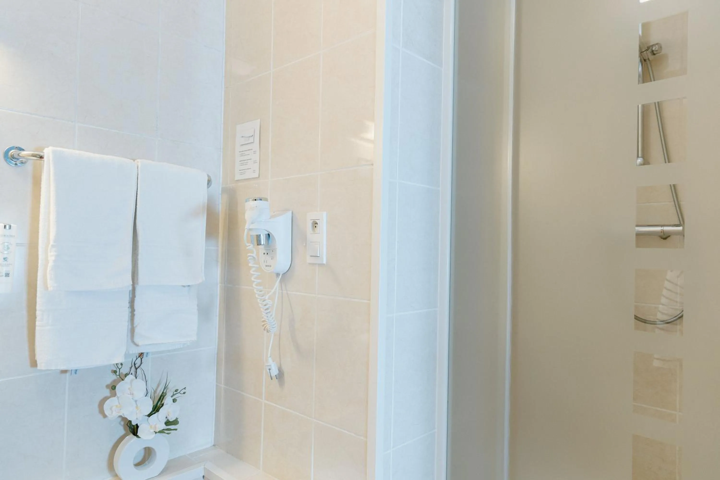 Bathroom in Hotel L'eau Vive