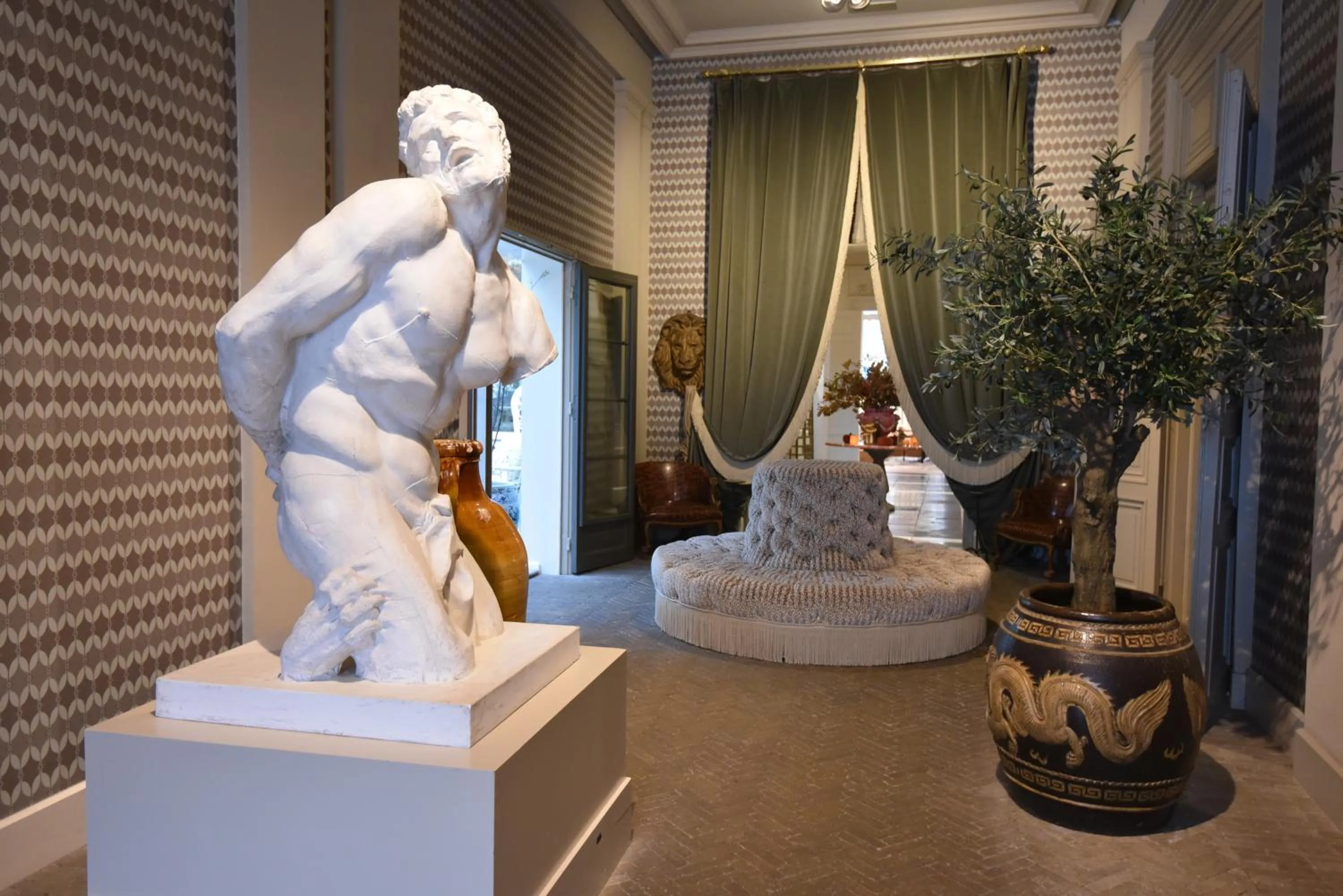 Property building in Hotel Van Cleef