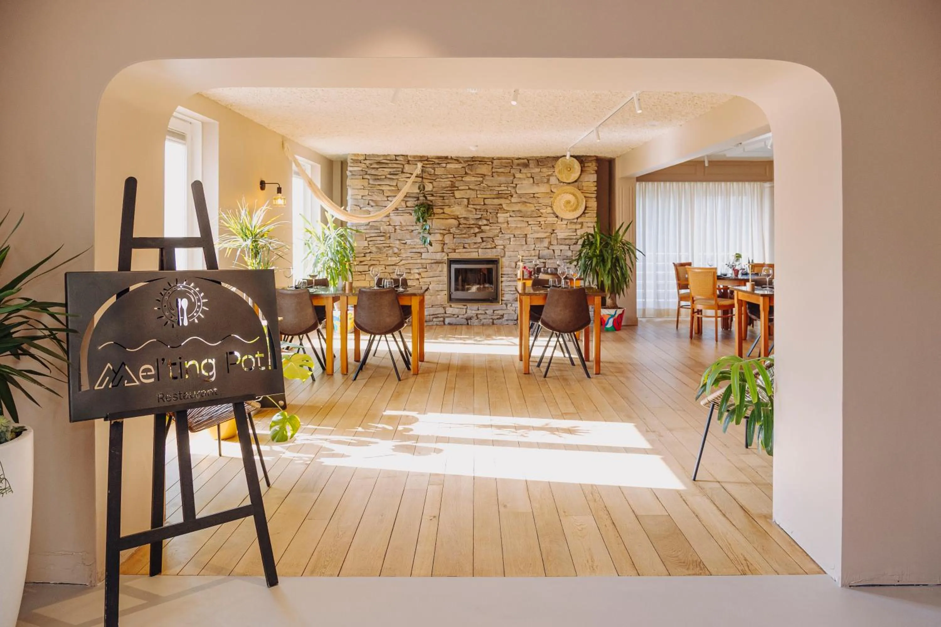 Restaurant/places to eat in Hotel Melba