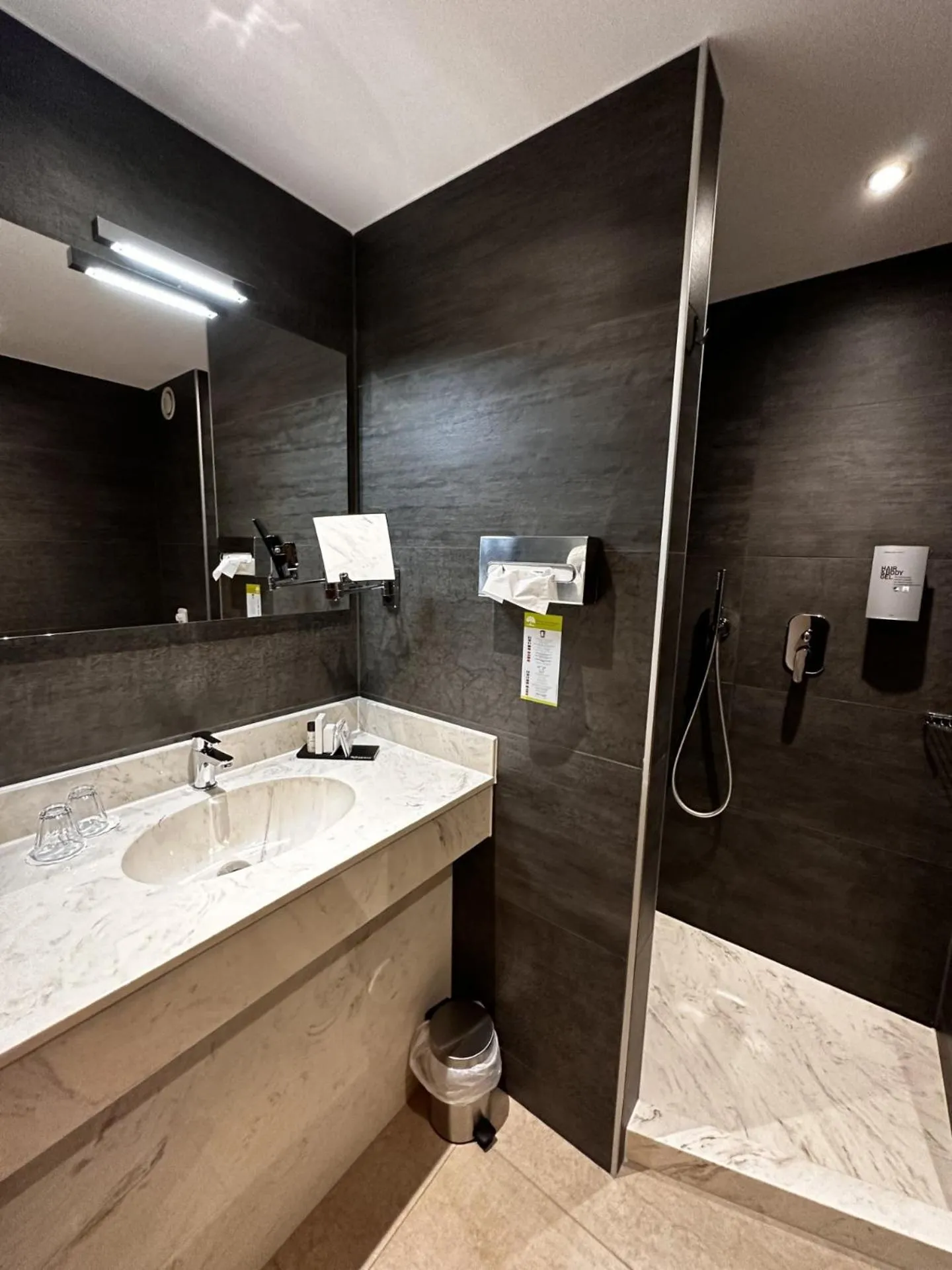 Shower in Hotel Melba