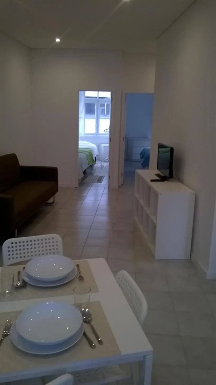Communal lounge/ TV room in Down Bonjardim Apartments