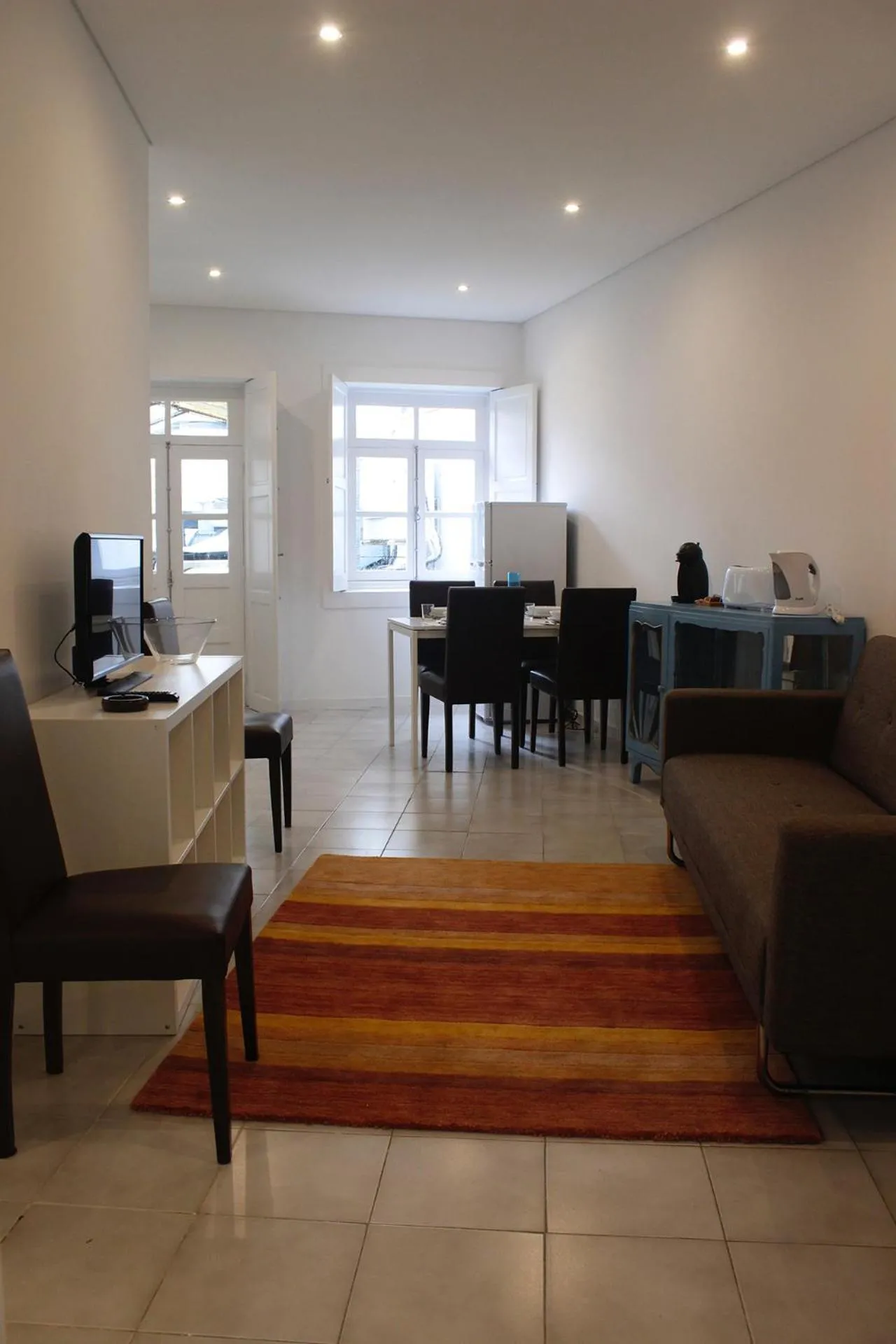 Communal lounge/ TV room in Down Bonjardim Apartments