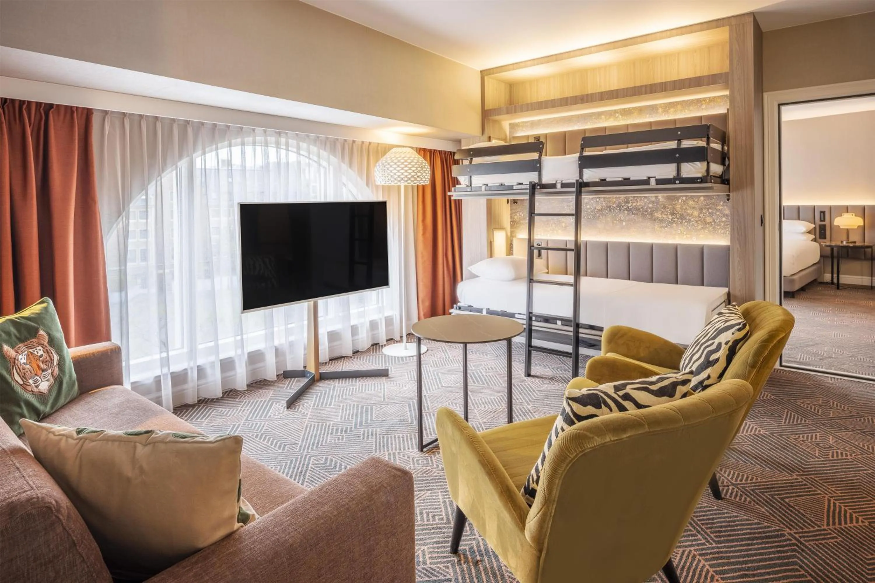 Living room, Bed in Hilton Brussels Grand Place