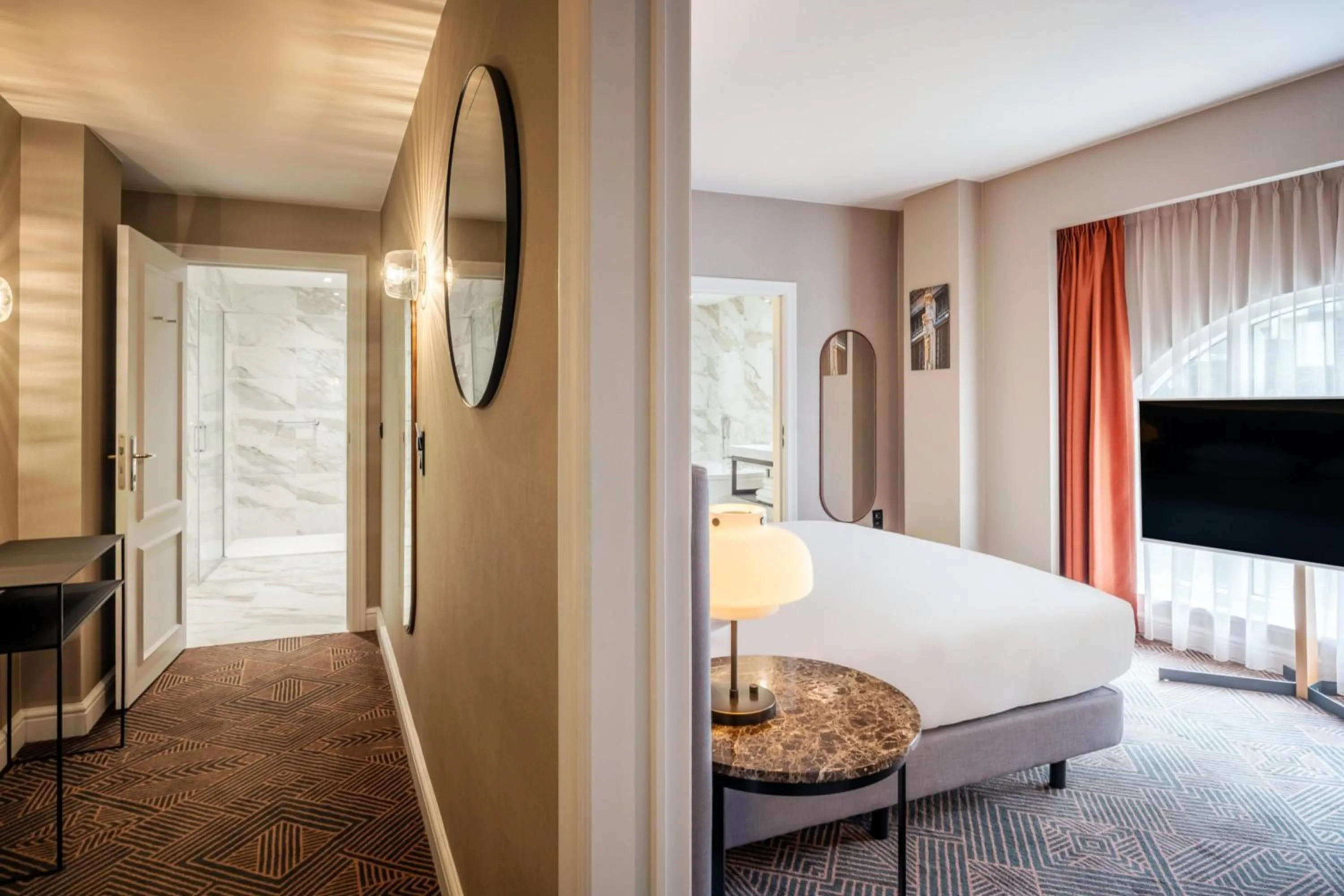 Photo of the whole room, Bed in Hilton Brussels Grand Place