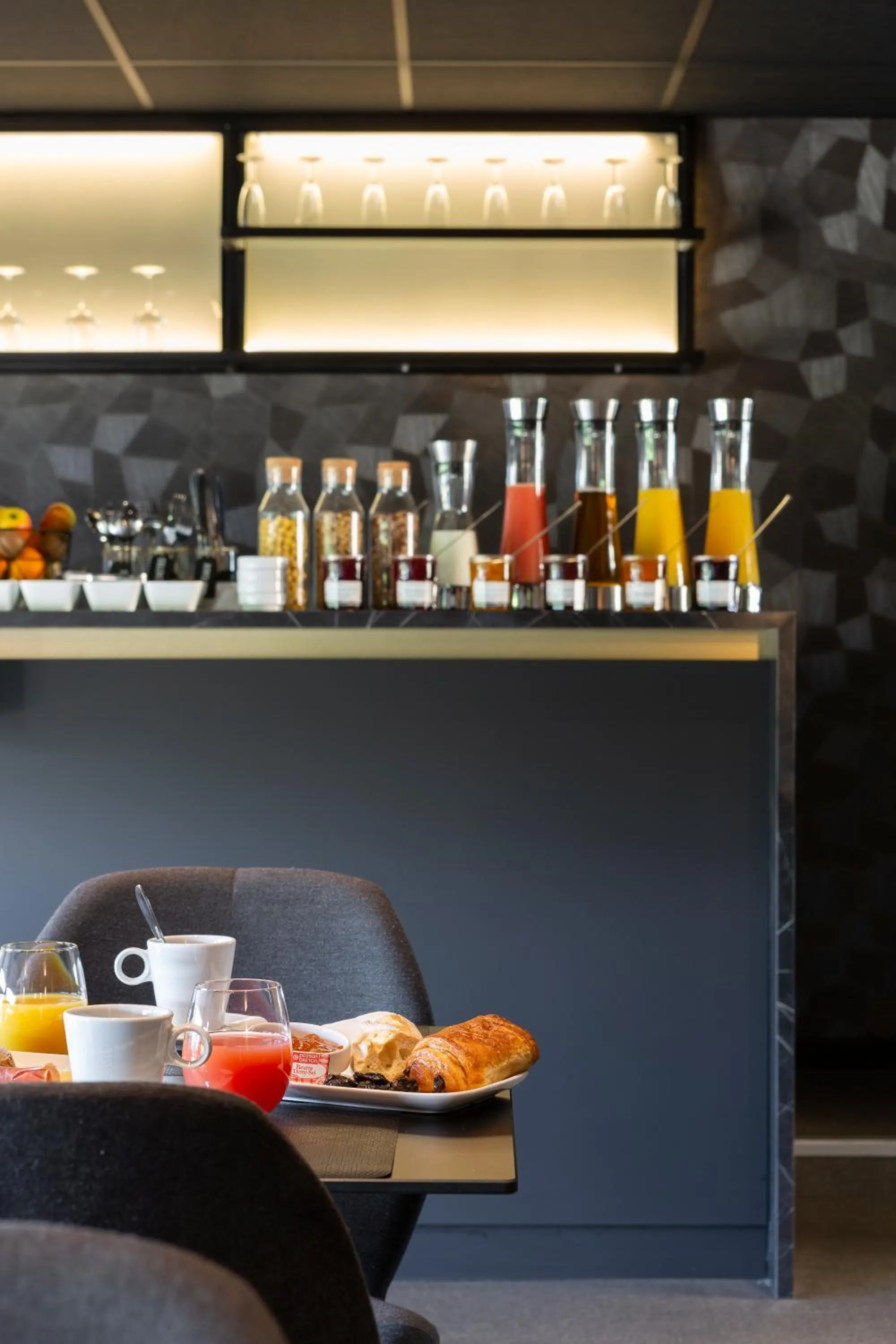 Food and drinks in Hotel L'Ortega - Rennes St Jacques Aéroport