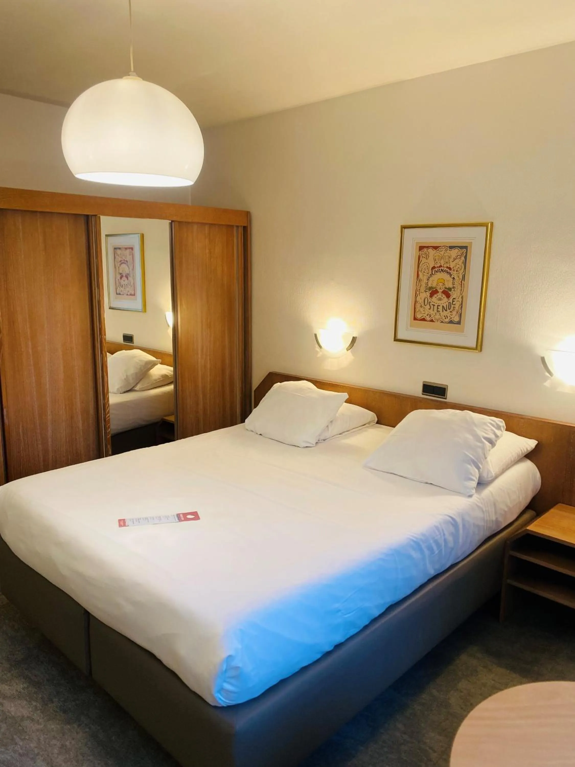 wardrobe, Bed in Hotel Prado