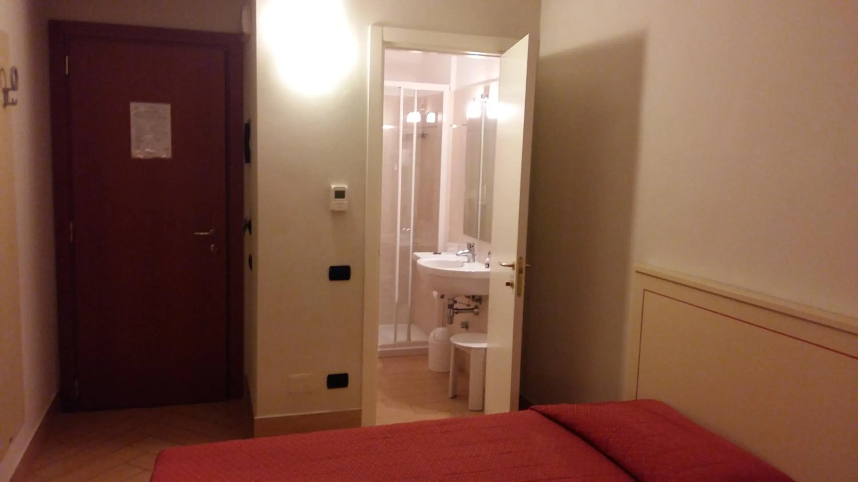 Bathroom, Bed in Hotel Cavour