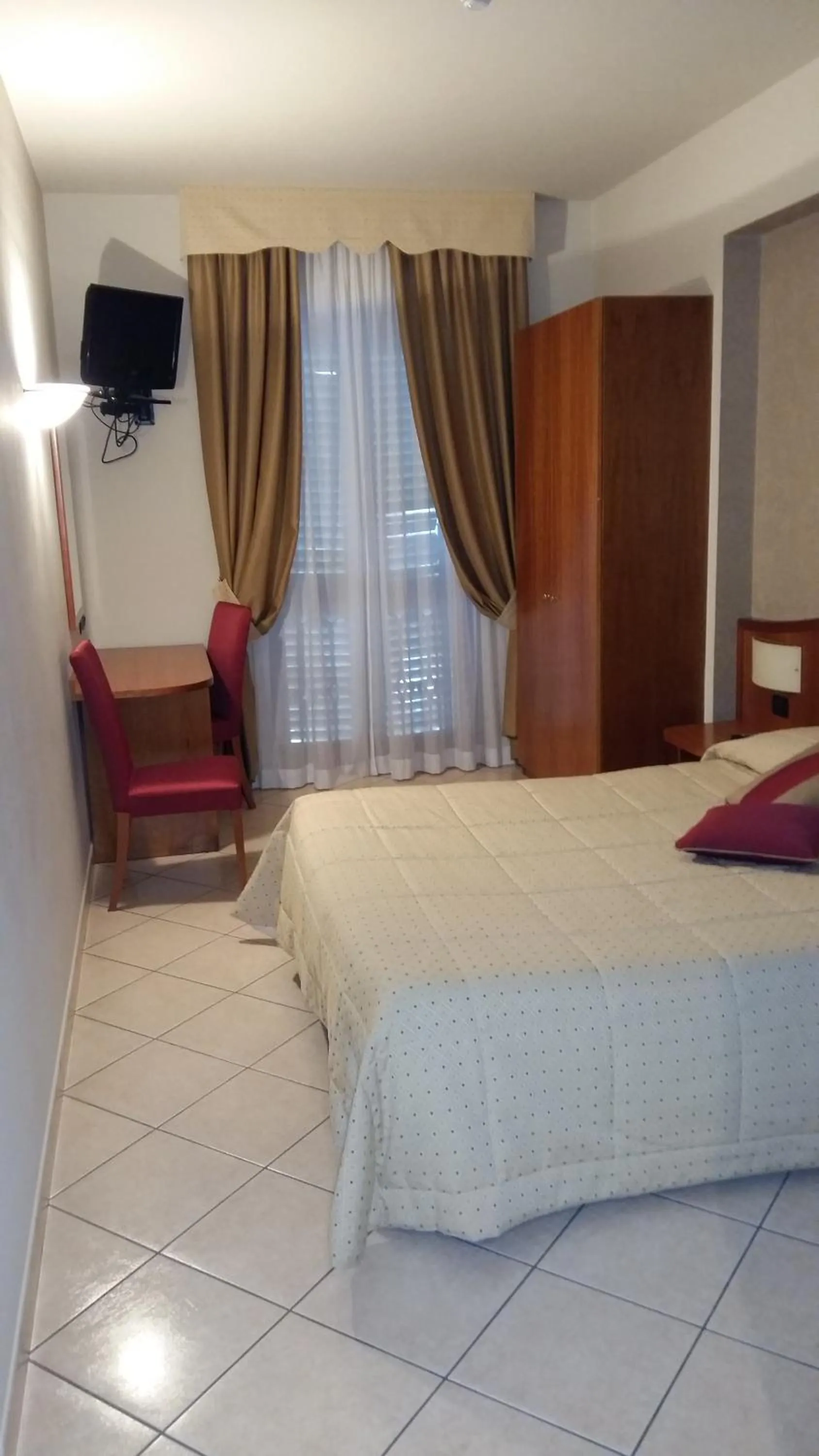 Photo of the whole room, Bed in Hotel Cavour